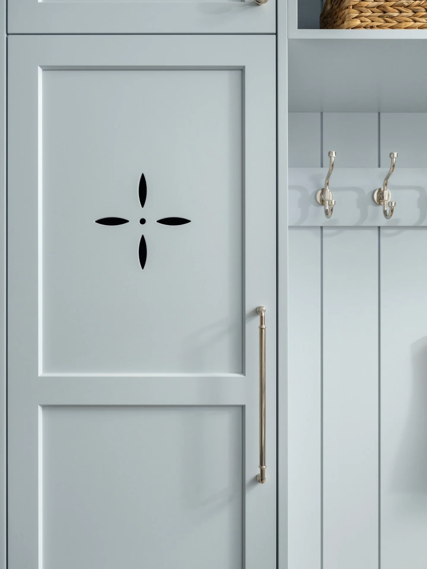 Custom cabinetry is about more than the door style. This small cutout detail adds visual interest while also allowing ventilation inside the cabinet. Thoughtful decisions like this are what elevate a space beyond a standard solution 🧺

Design: @colo