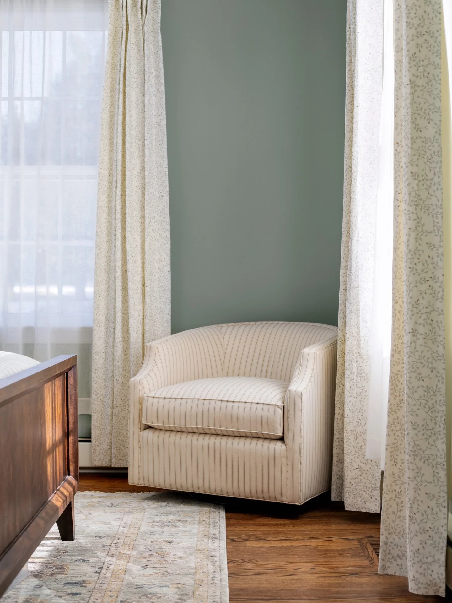 Don&rsquo;t let your corners go to waste. In a guest bedroom, a swivel chair makes a comfortable place to sit with a book or a morning coffee. Allowing enough space behind the chair for drapery keeps the nook feeling comfortable and well placed ☕️

D