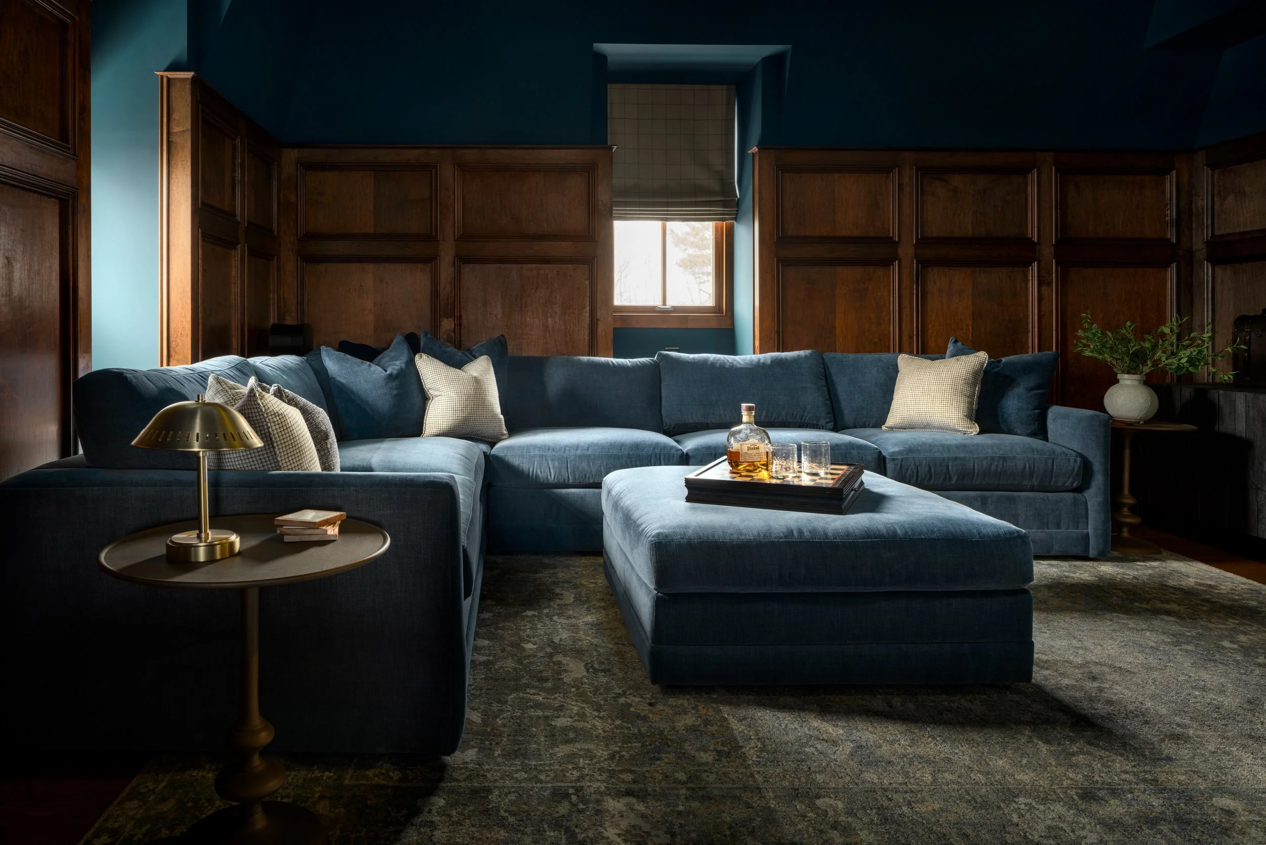 We know, we know &mdash; dark walls can feel intimidating. But when you pair them with the right wood tones? It just works. This space is the proof. 

Design: @colorandcrownid 
Photography: @ommediallc