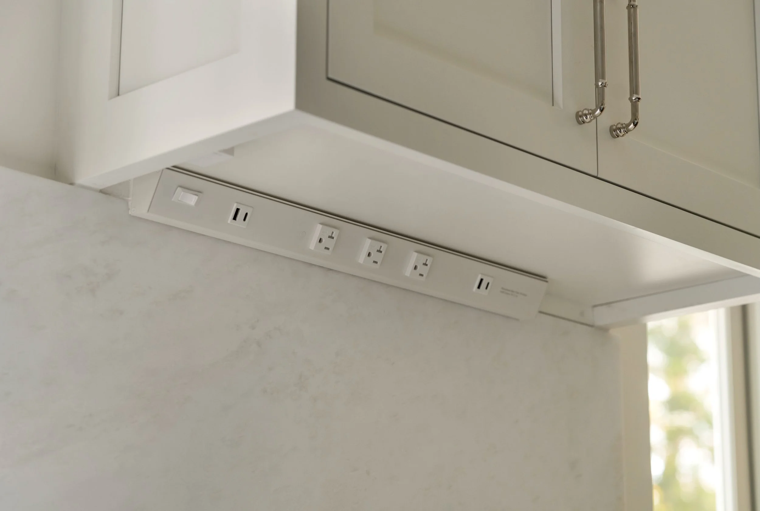 The most refined kitchens are often shaped by the details you barely notice. Integrating outlets into millwork or selecting covers that blend into the backsplash helps maintain visual continuity and keeps the focus on the materials themselves 🔌🎨

D