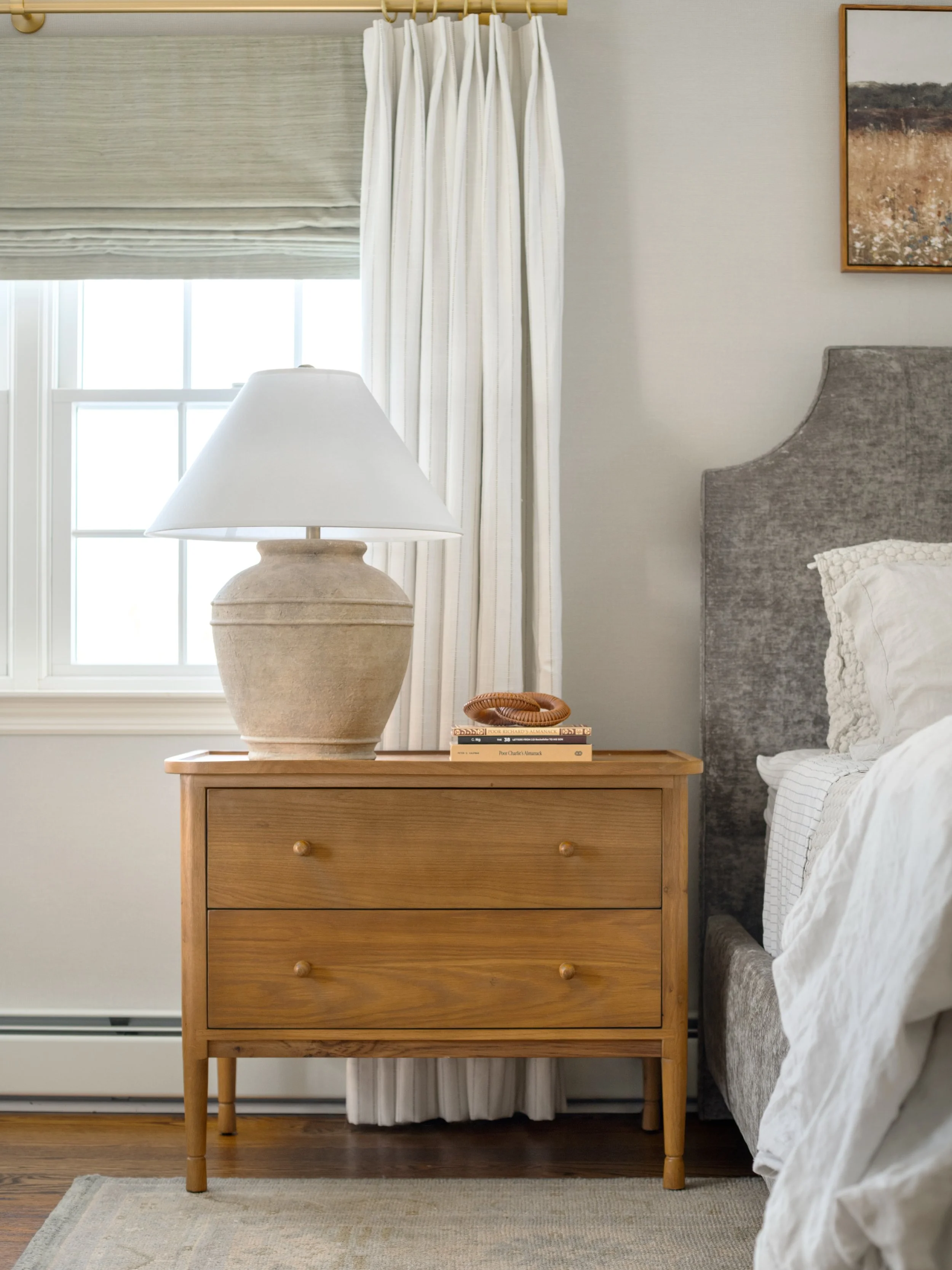 The bedside table is easily one of the most overlooked decisions in a bedroom, but it plays a big role in how the space feels. Balancing function with warm wood tones and soft lighting helps create a more grounded, inviting atmosphere 🛏️✨

Design: @