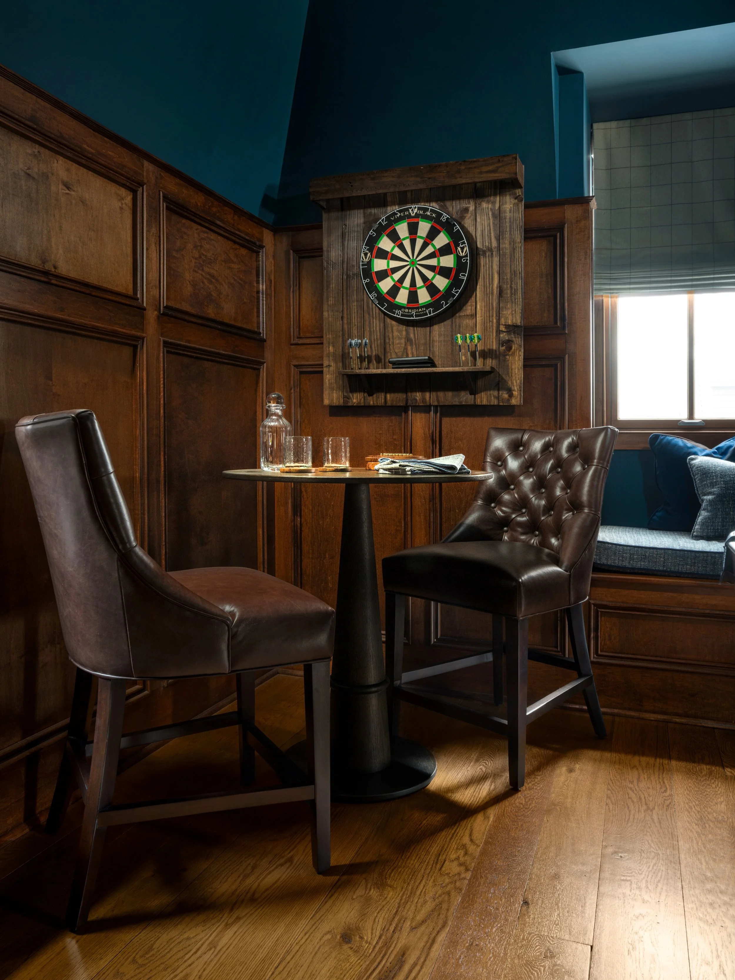 Friday plans look pretty good right here. 🎯 Taking game night to a whole new level with a warm, inviting atmosphere that feels perfect for gathering, relaxing, and a little friendly competition at the end of the week. 

Design: @colorandcrownid 
Pho