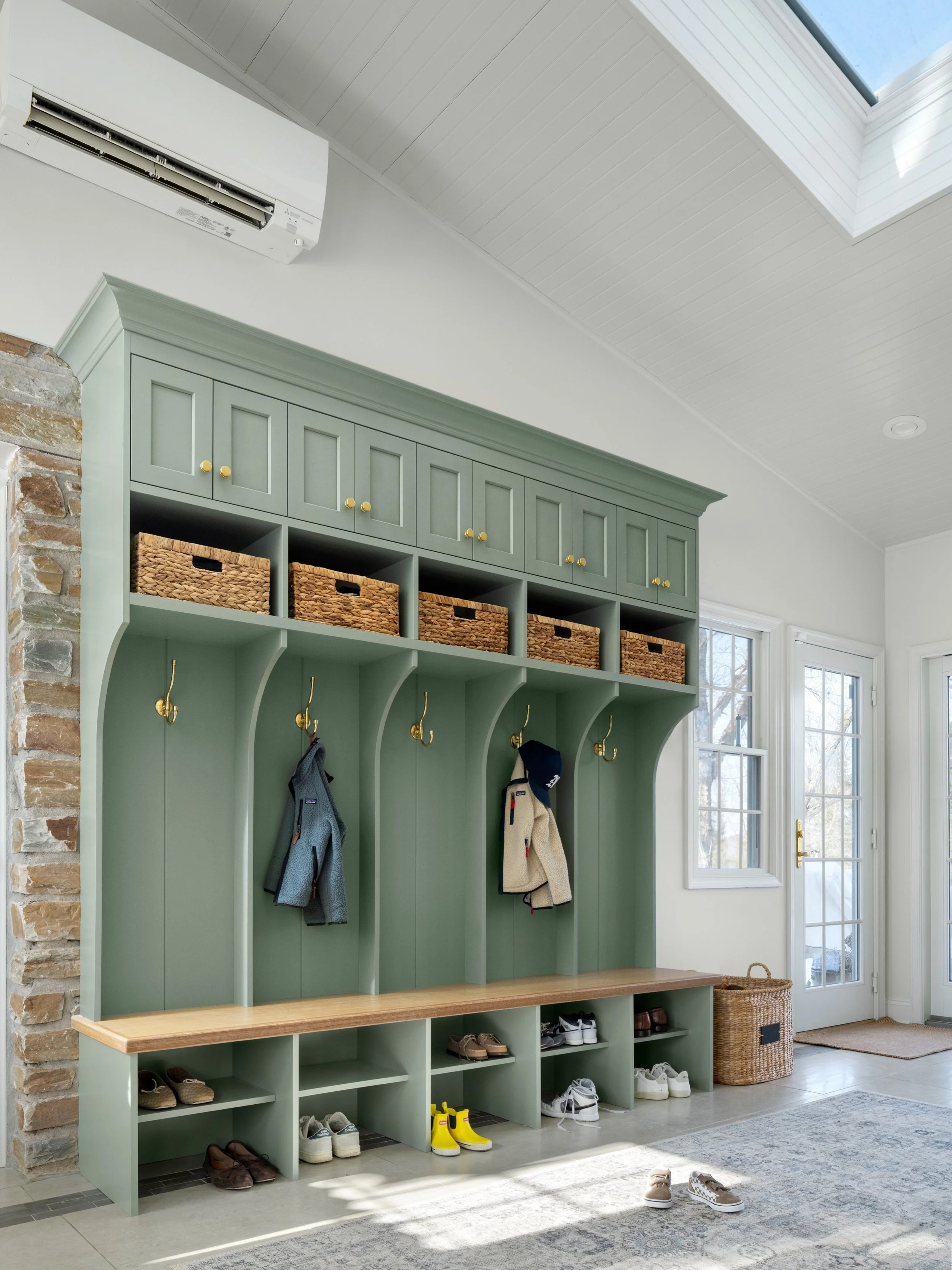 Practical doesn&rsquo;t have to be plain. 🌿 Texture, tone, and detail meet function in this mudroom by balancing easy-access daily storage below with closed upper cabinets to keep seasonal clutter completely out of sight.

Design: @colorandcrownid 
