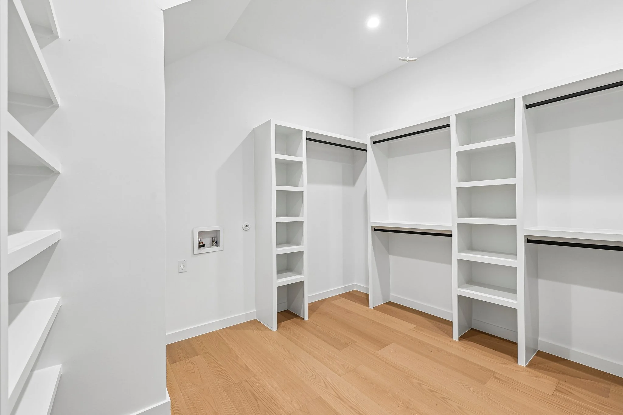 37-web-or-mls-Valeria St-S2609-037.jpg