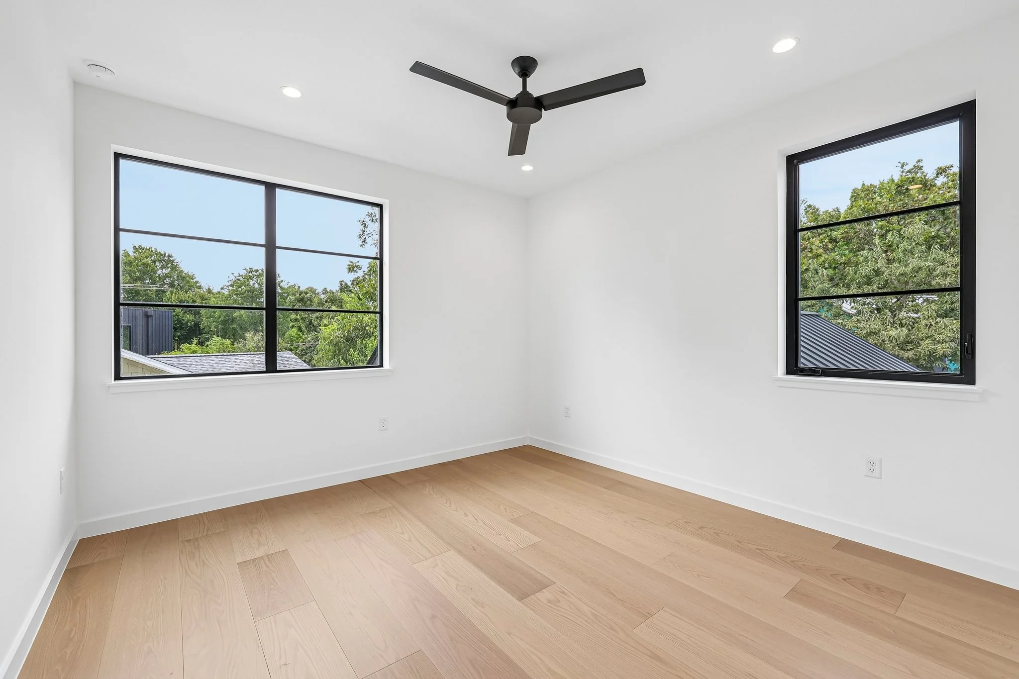 51-web-or-mls-Valeria St-S2609-051.jpg