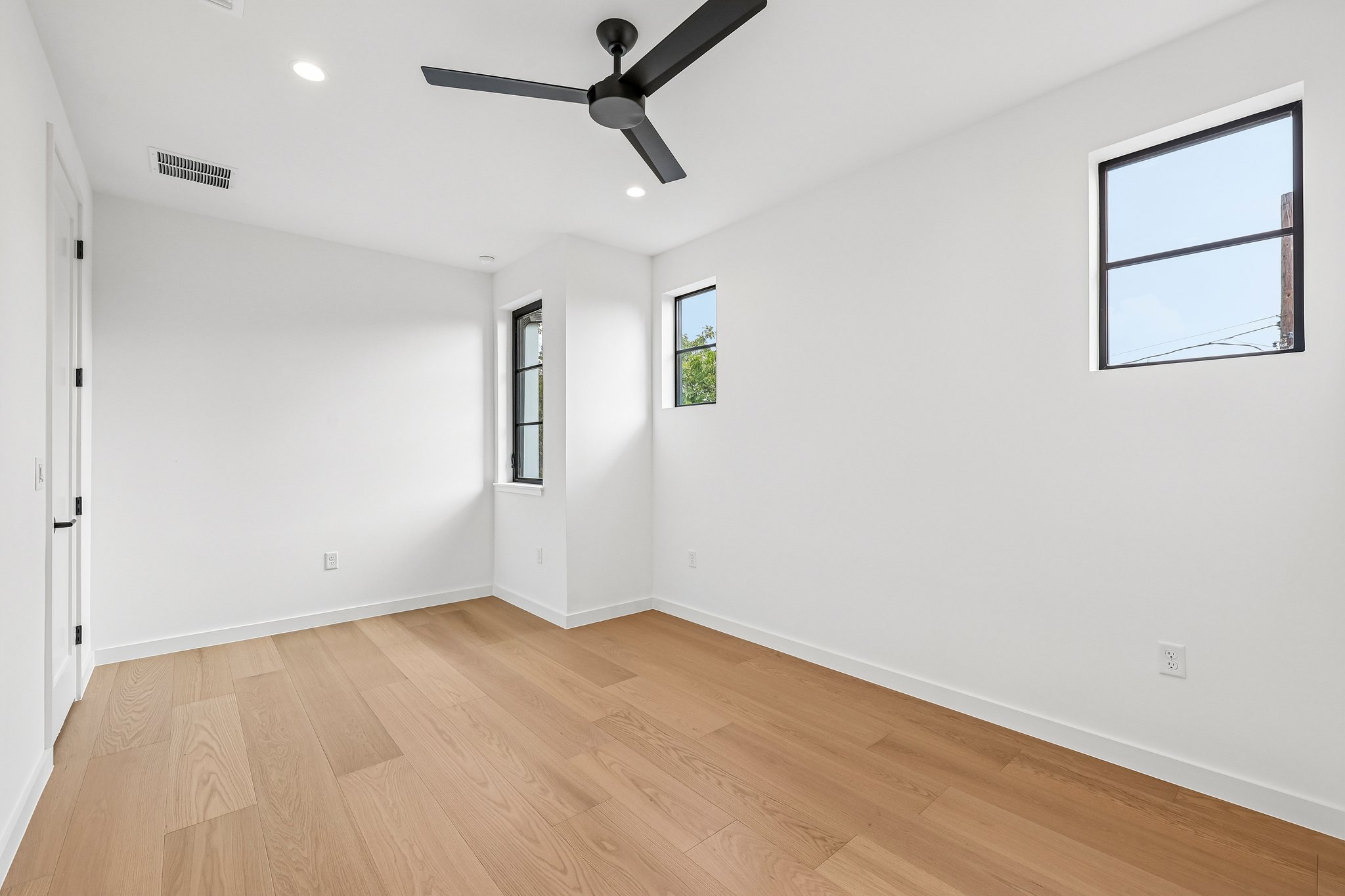 49-web-or-mls-Valeria St-S2609-049.jpg