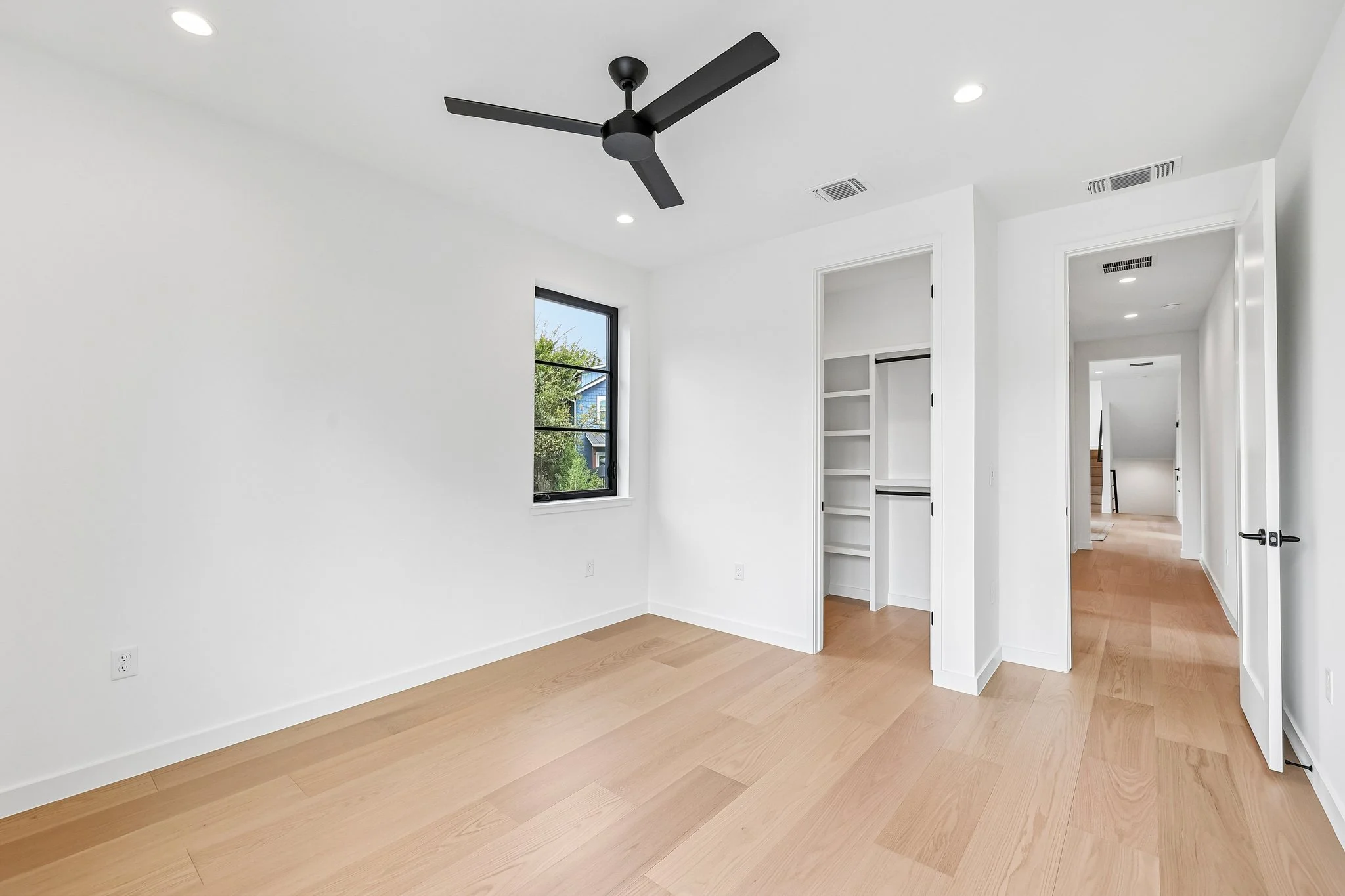 52-web-or-mls-Valeria St-S2609-052.jpg