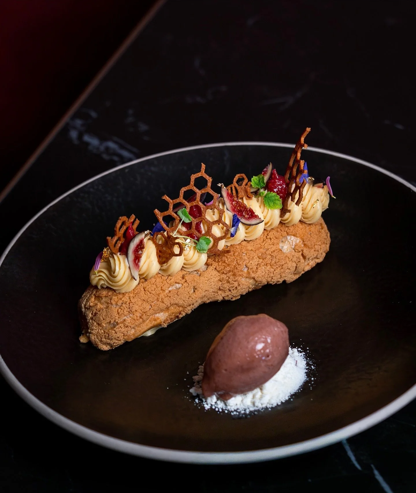 The colours on this dessert are everything 🤌🏼 📸 

I just LOVE an autumn menu shoot / @tallandbayhotel 

#tallandbay #cornwall #cornishcoast #eatdrinkcornwall #kernow @sableandsaunter @jackashbywright @nickdellanno @glenmerriott6