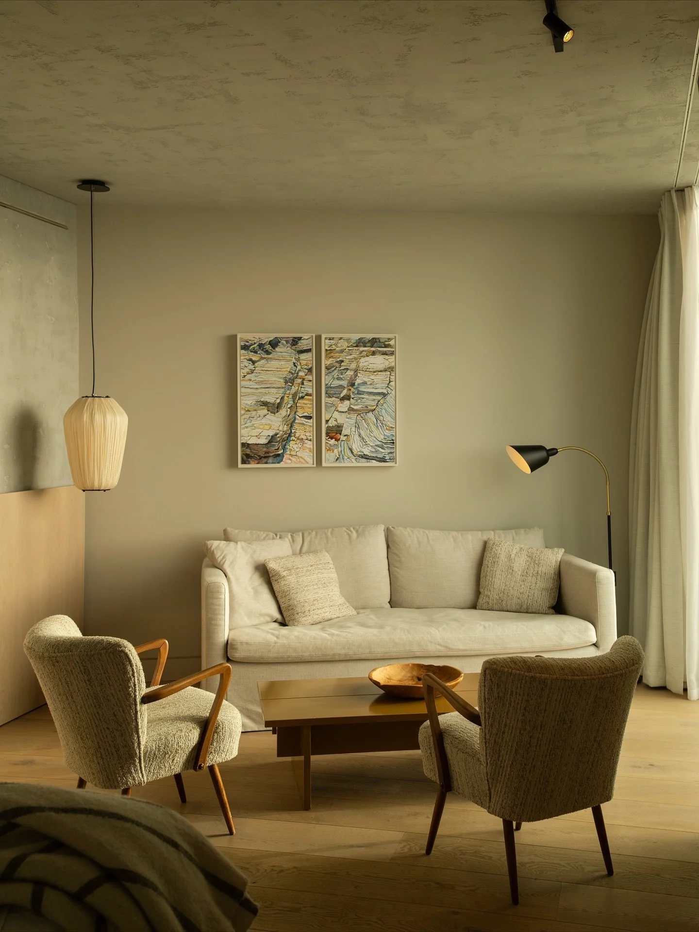 The Lantic Suite @foweyhall ~ where minimalistic meets luxury ~ a perfect place to watch the sunrise from bed in the morning or to waste hours relaxing in their ridiculously big free standing bath 🛁