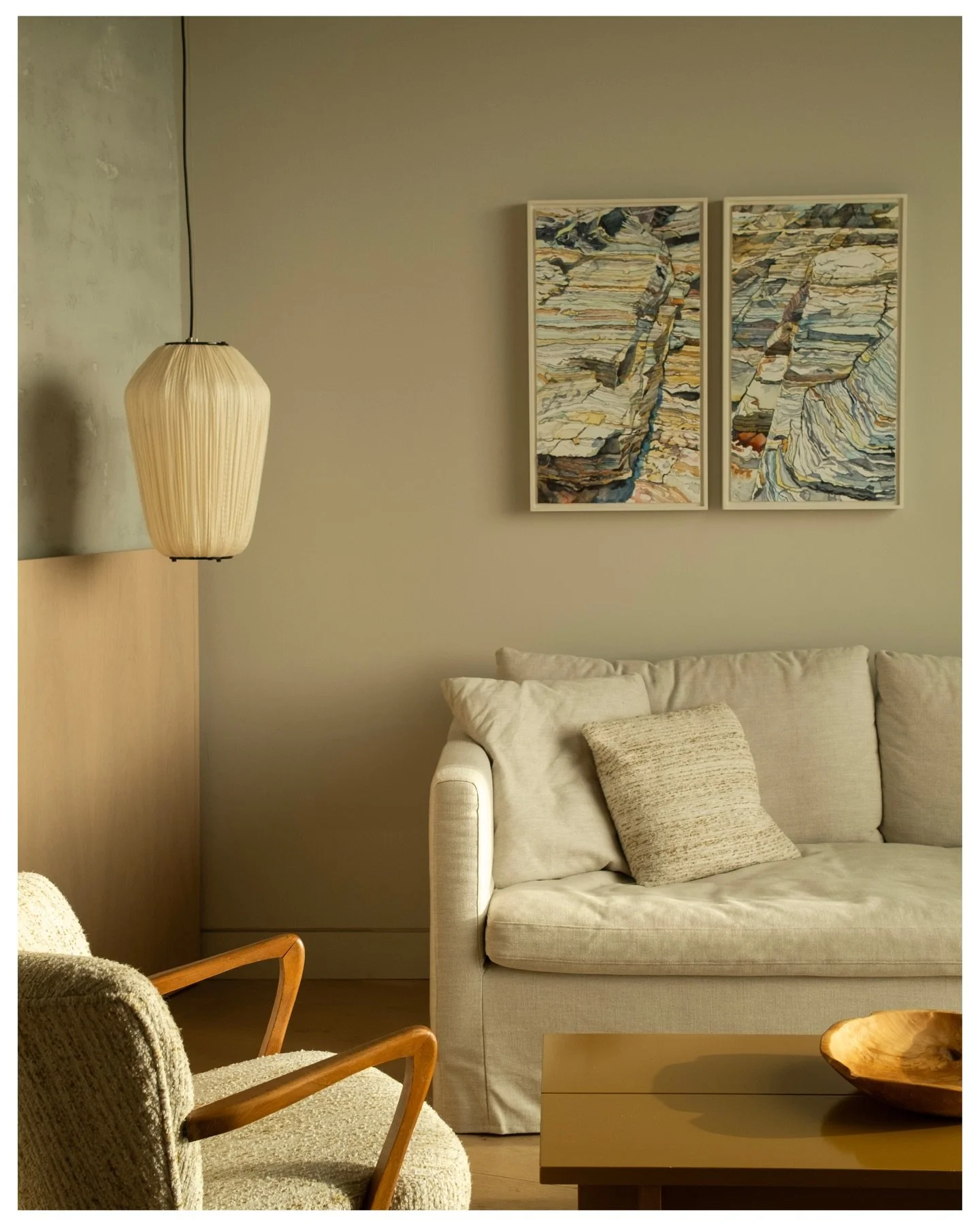 Frames from The Lantic Suite at  @foweyhall ~ where minimalistic meets luxury ~ a perfect place to watch the sunrise from bed in the morning or to waste hours relaxing in their ridiculously big free standing bath 🛁