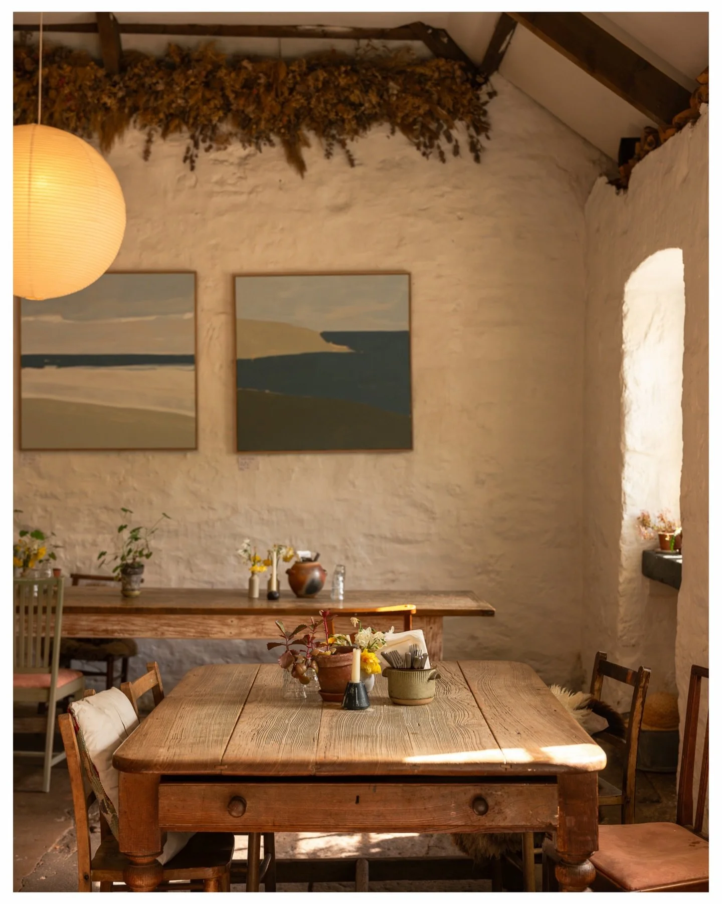 Golden light at the gorgeous @flora_newyard 🎂 

#cornwall #cornwallrestaurant