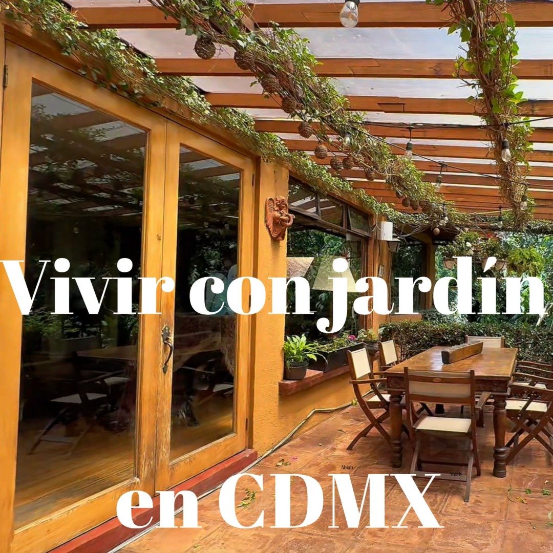 Terraza con pérgola y jardín en una casa de CDMX, vivir con jardín