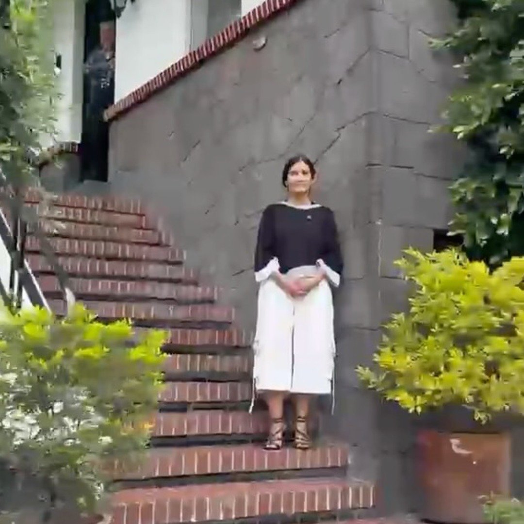 Daniella Santos Coy en la escalera de una casa clásica en una colonia residencial de CDMX