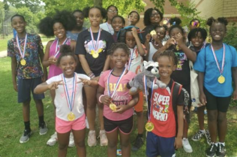 A group of young kids at a tennis camp