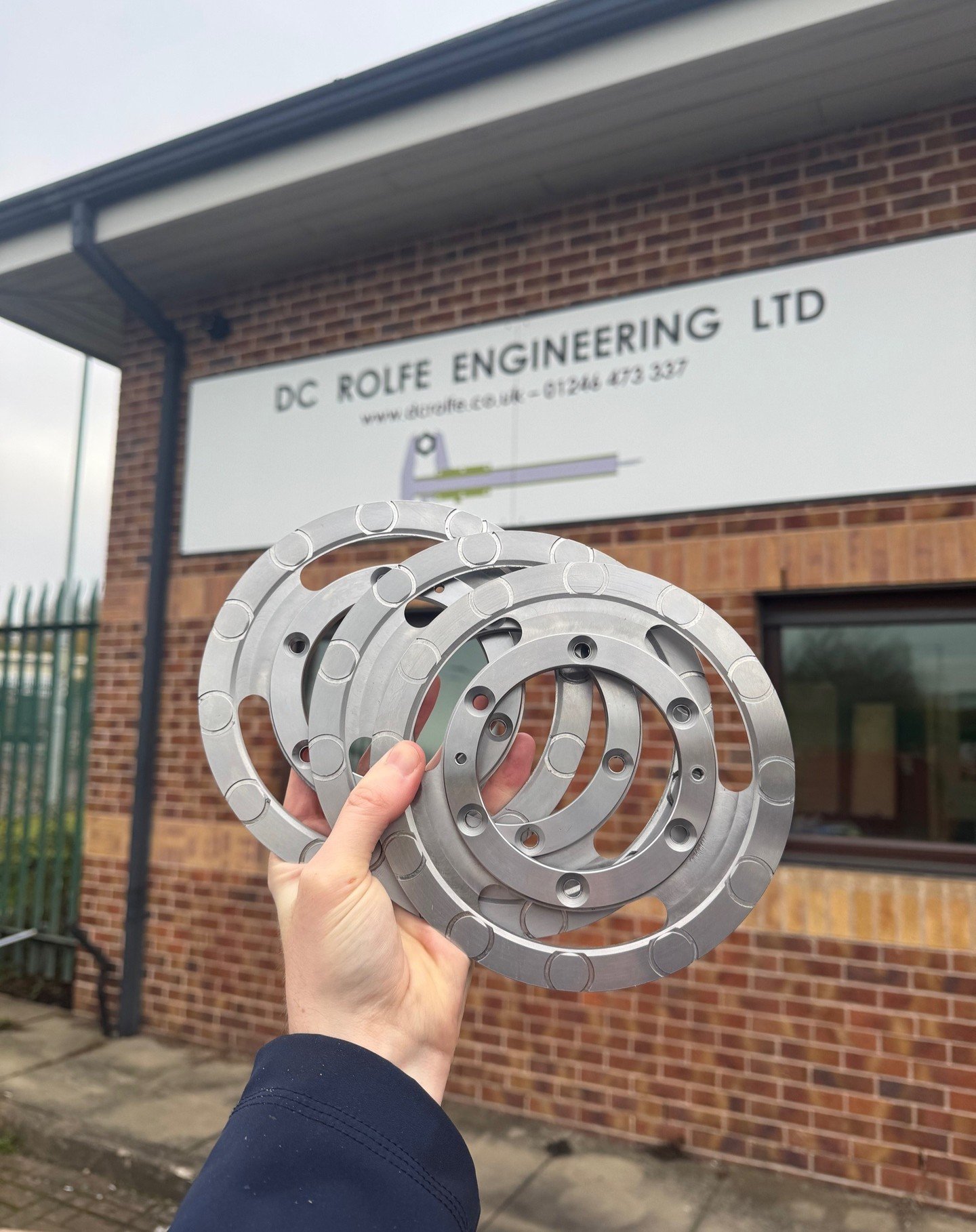 It's finally Friday! 🥳 

We've been working on these brake discs this week, reverse manufactured from our customers sample! ⚙️

#miningindustry #urgentrequirement #cnc #cncmill #machinist #machineshop #machining #cncmachining #cncmachine #cncmachini