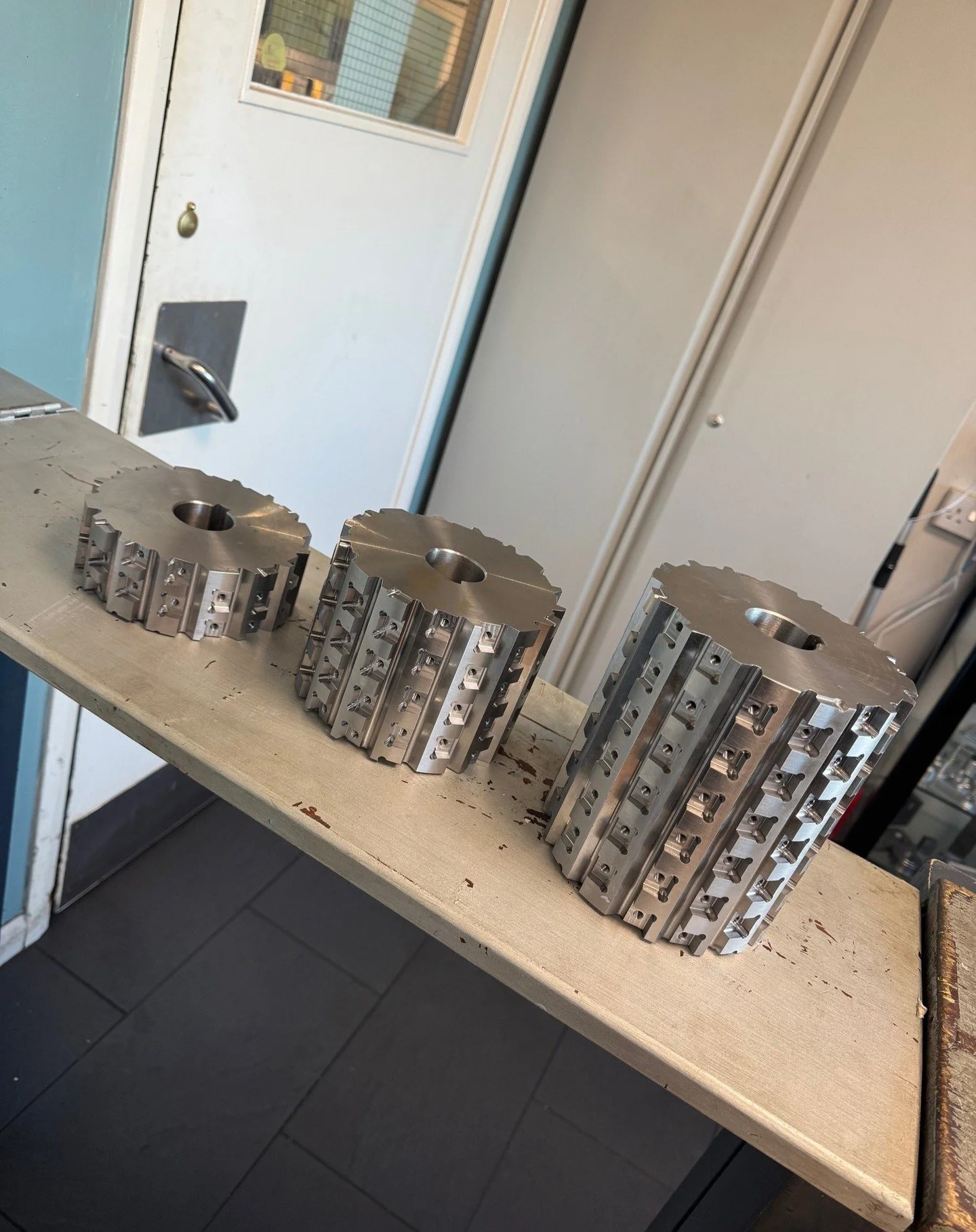 Introducing our latest bespoke slab mill cutters! 🛠️ Designed for optimal performance and durability, these custom-crafted tools are perfect for heavy-duty material removal and large surface machining. Tailored to your exact specifications, our slab