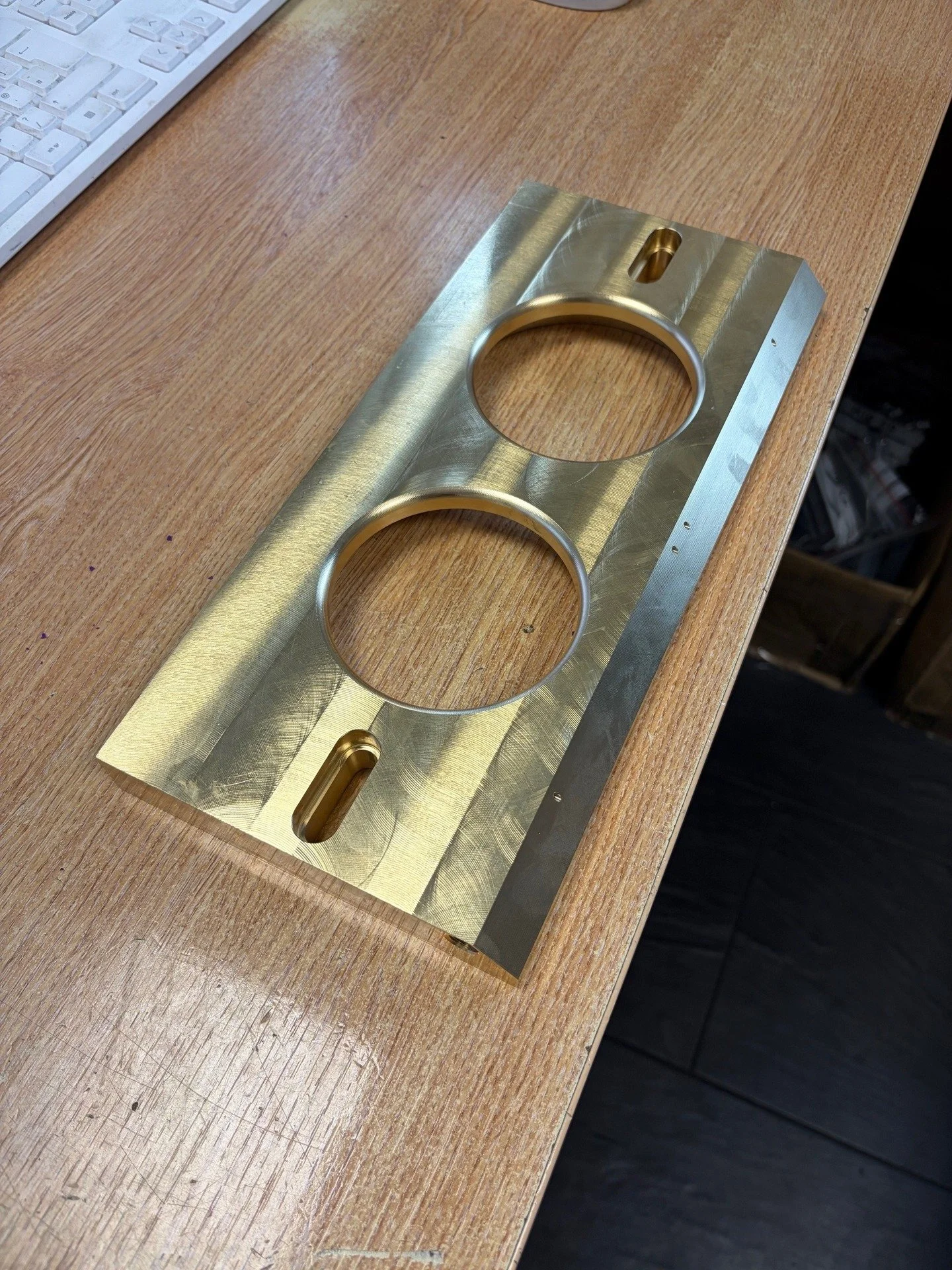 Some great looking Brass plates we've machined recently for one of our customers ⚙️ 

We have immediate CNC Milling capacity available‼️ 

hayden@dcrolfe.co.uk 📩 

01246 473 337 📞