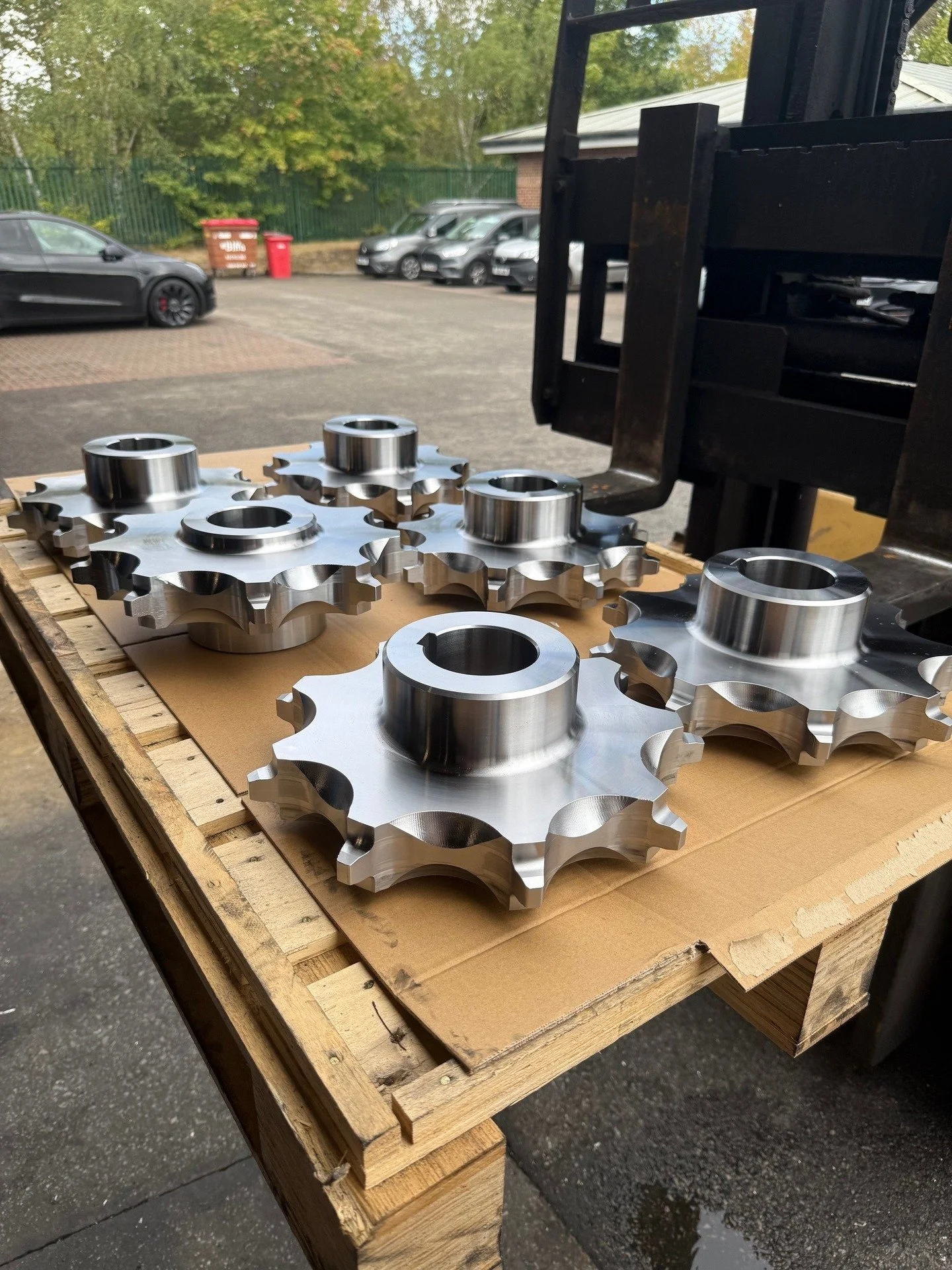 How good to these Chain Sprockets look? 🤩 

Made from 350mm Diameter x 140mm long EN24T solid bar - thanks again @highpeaksteels for the quick turnaround which enabled to get these turned around for our customer as quick as possible! ⛓️&zwj;💥