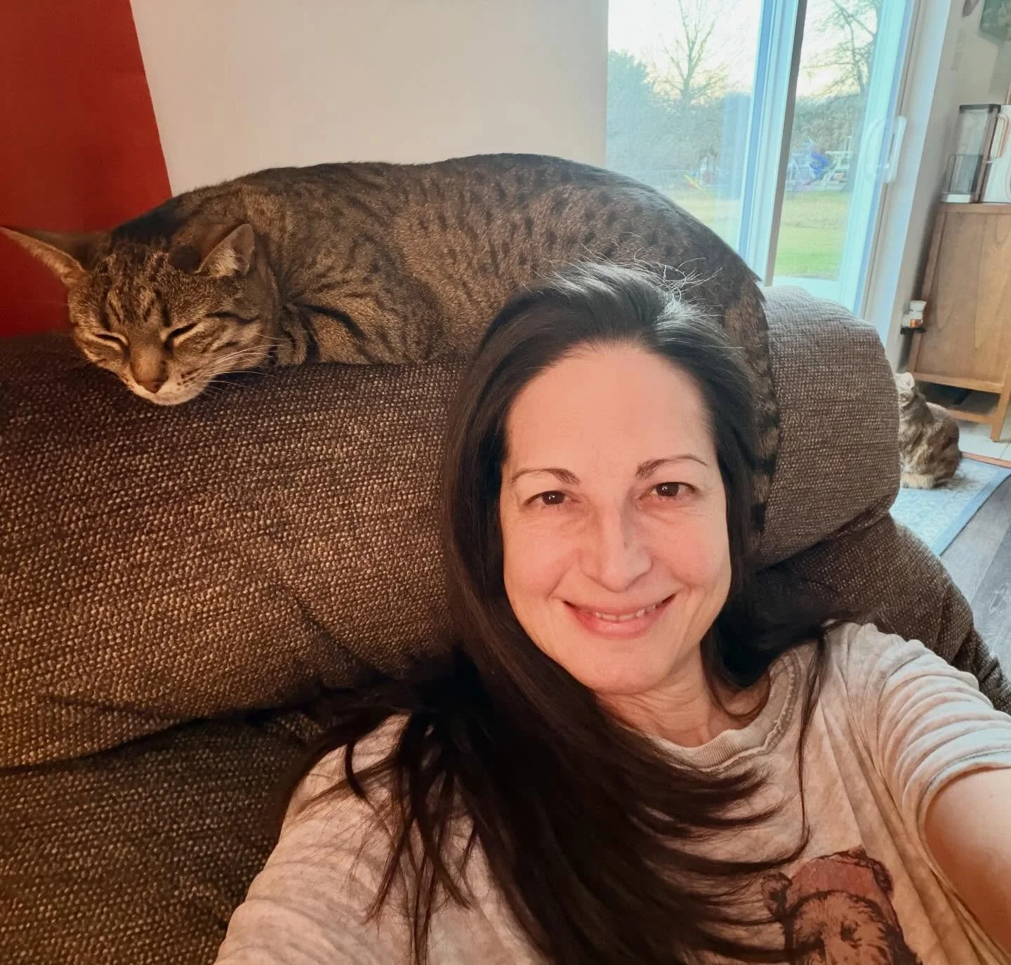 🌟 Emotional support cats in full effect! 🐾✨ It&rsquo;s been almost 48 hours since my surgery, and I&rsquo;m navigating through the initial days, which are undeniably the toughest. But I&rsquo;m holding onto hope that this journey will lead to a sig