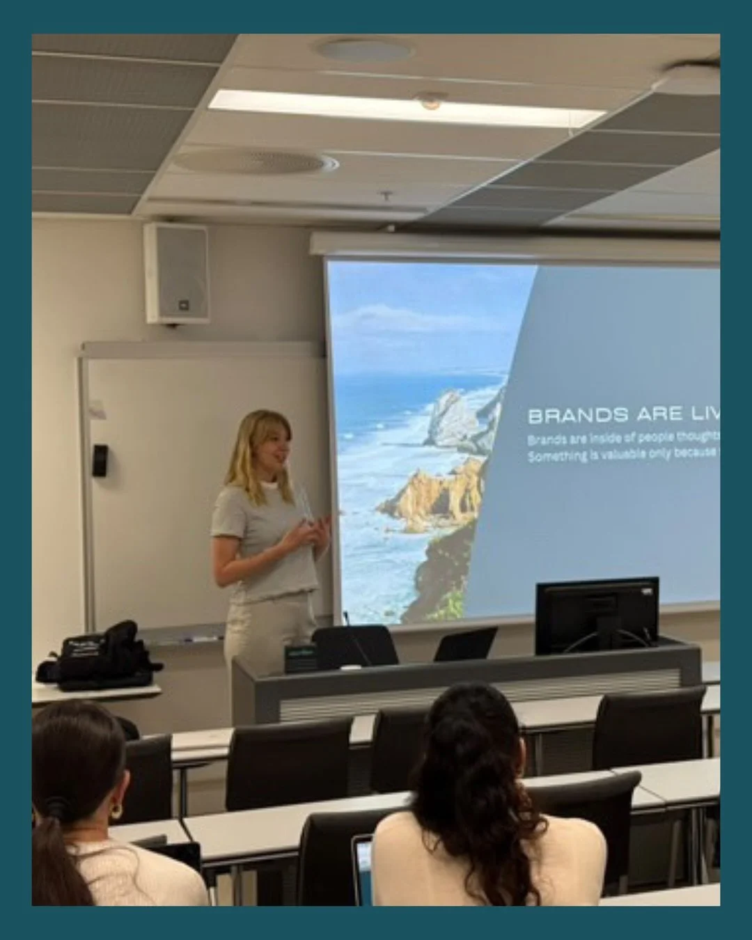 Full circle moment 🤯 Today I was back at BI Norwegian Business School, but this time speaking about my journey and what it means to practice as a brand consultant working with brand-led businesses. Thank you @cvelascop for inviting me as a guest lec