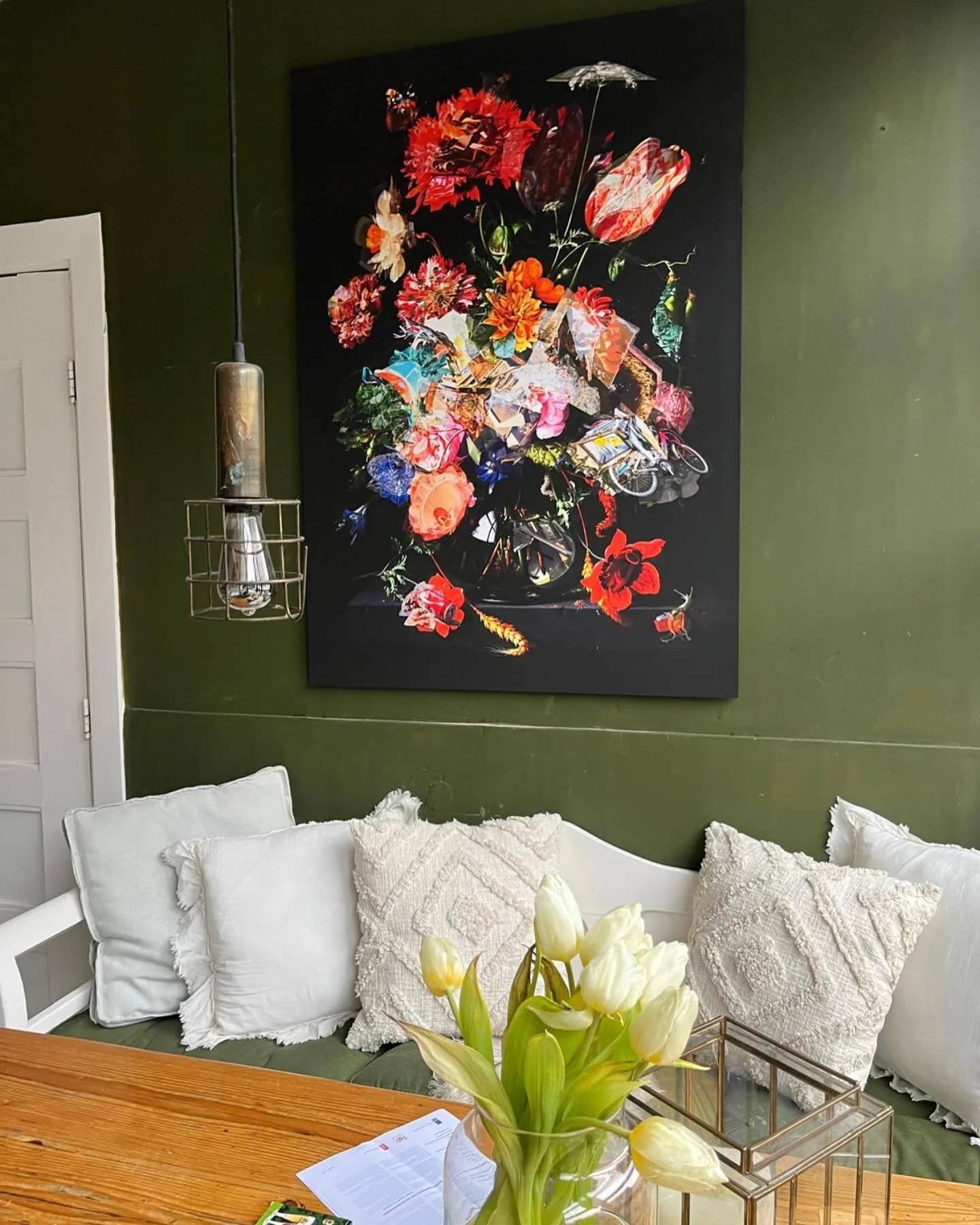 🥂🌺Happy new artlovers🌺🥂
Mooi op dat gr🍀n! 
Al zeg ik t zelluf 🤓
Wat een eer weer 😇

Artwork: Trash Flowers in a glass vase
Size: M 

www.tribecalledtrash.nl
🥀🌹❤️🌹🥀

#sold #artwithamessage #trashart #trashures #bloemstillevens #stilleven #c