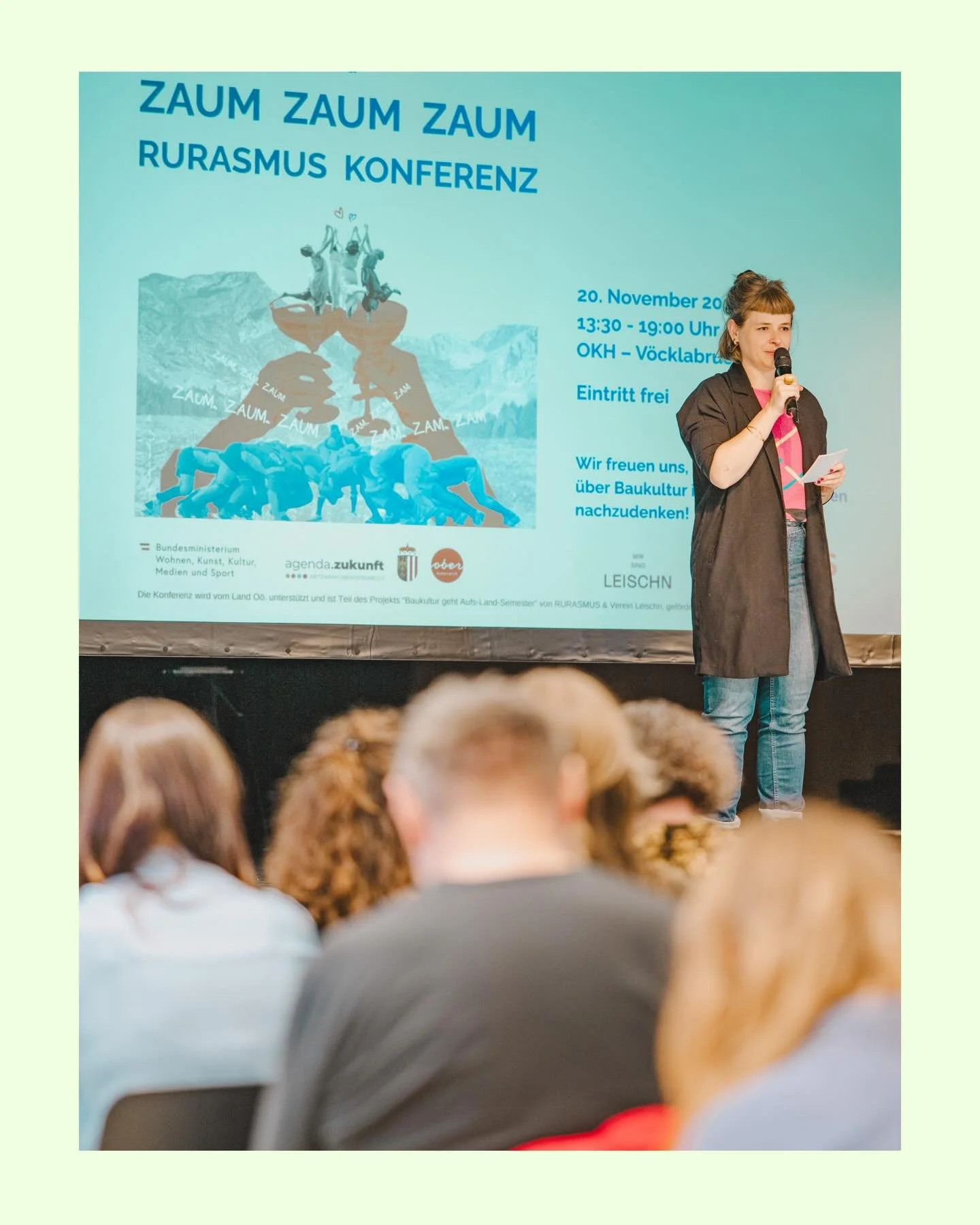NACHSCHAU | Zusammen Perspektiven verschieben!
20. November 2025 | Offenes Kulturhaus V&ouml;cklabruck

Die Konferenz brachte Gemeinden, Studierende und Wissenschaft zusammen, um zu diskutieren, wie l&auml;ndliche Regionen in Zeiten knapper Ressource