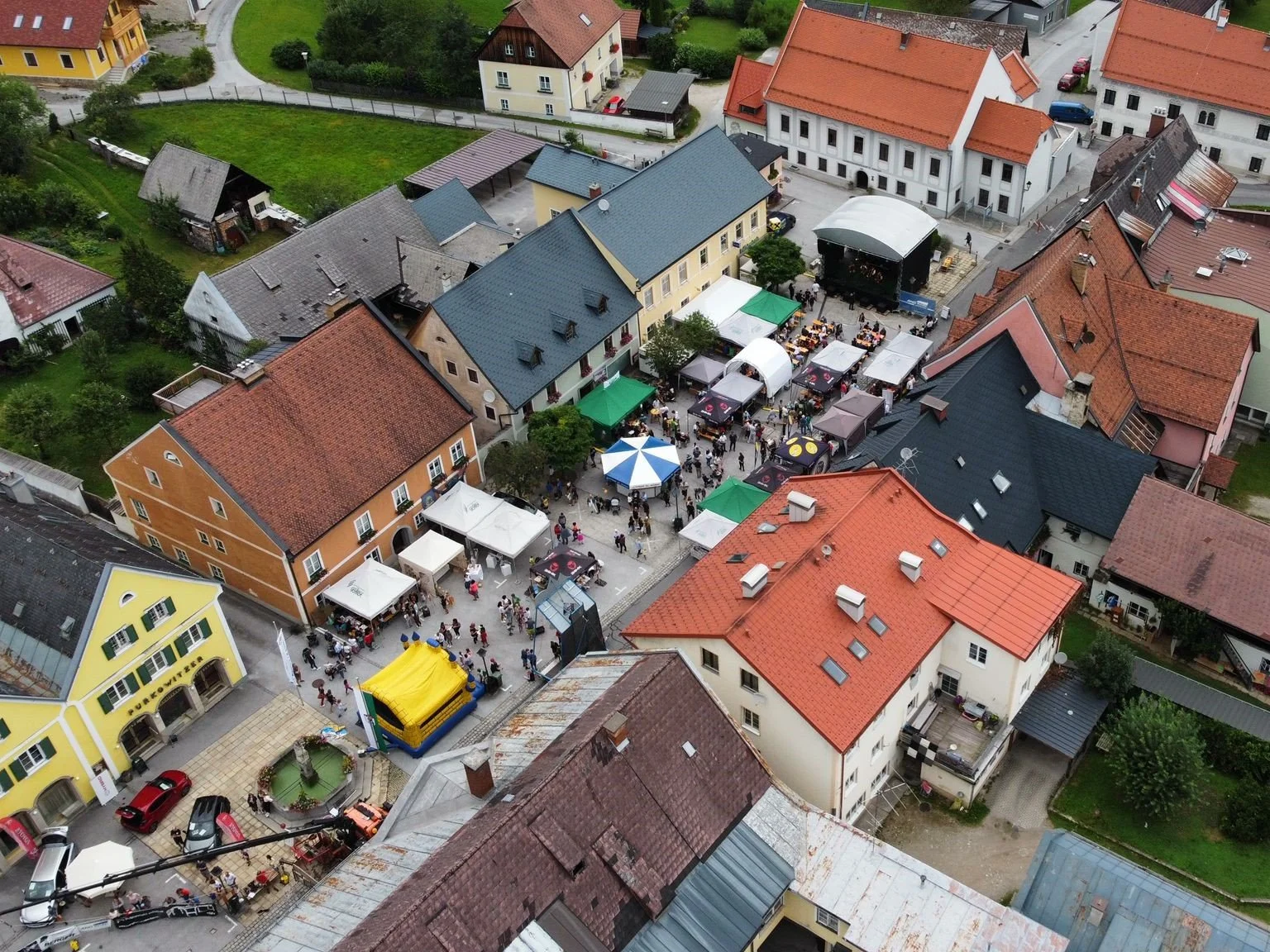3_Marktplatz v. oben - belebt.jpg