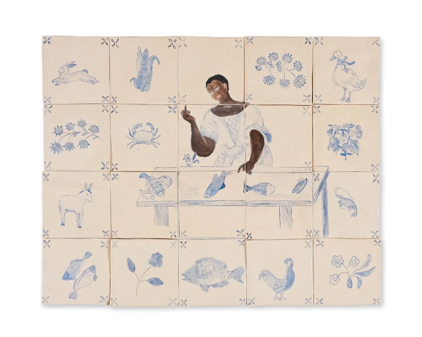 Une peinture de style traditionnel représentant un homme au centre, entouré d'illustrations de fleurs, d'animaux et de poissons, réalisée sur des carreaux de céramique bleus et blancs.