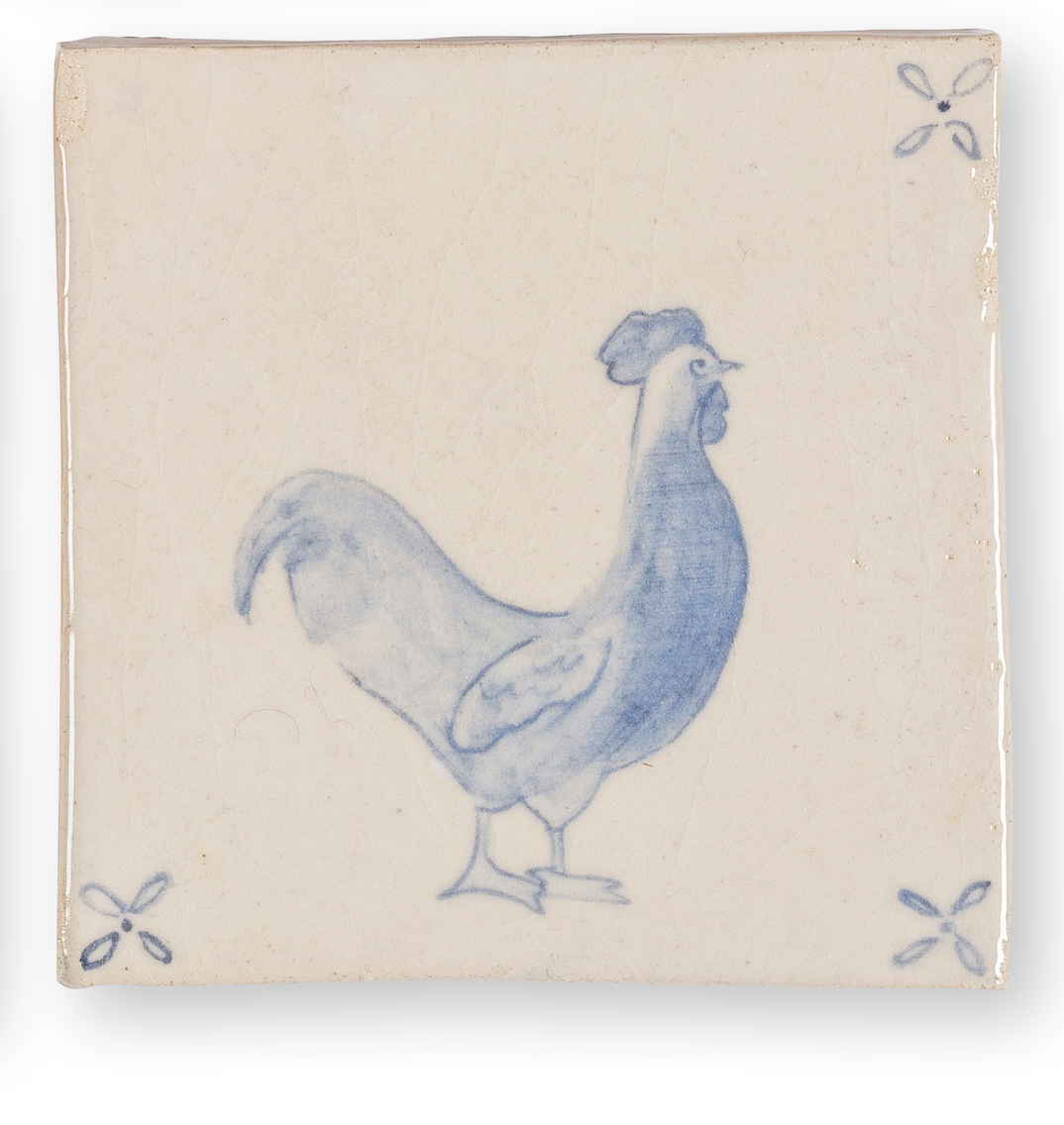 Dessous de plat en céramique avec une peinture bleue d'une coque de poule, décorée de fleurs dans les coins