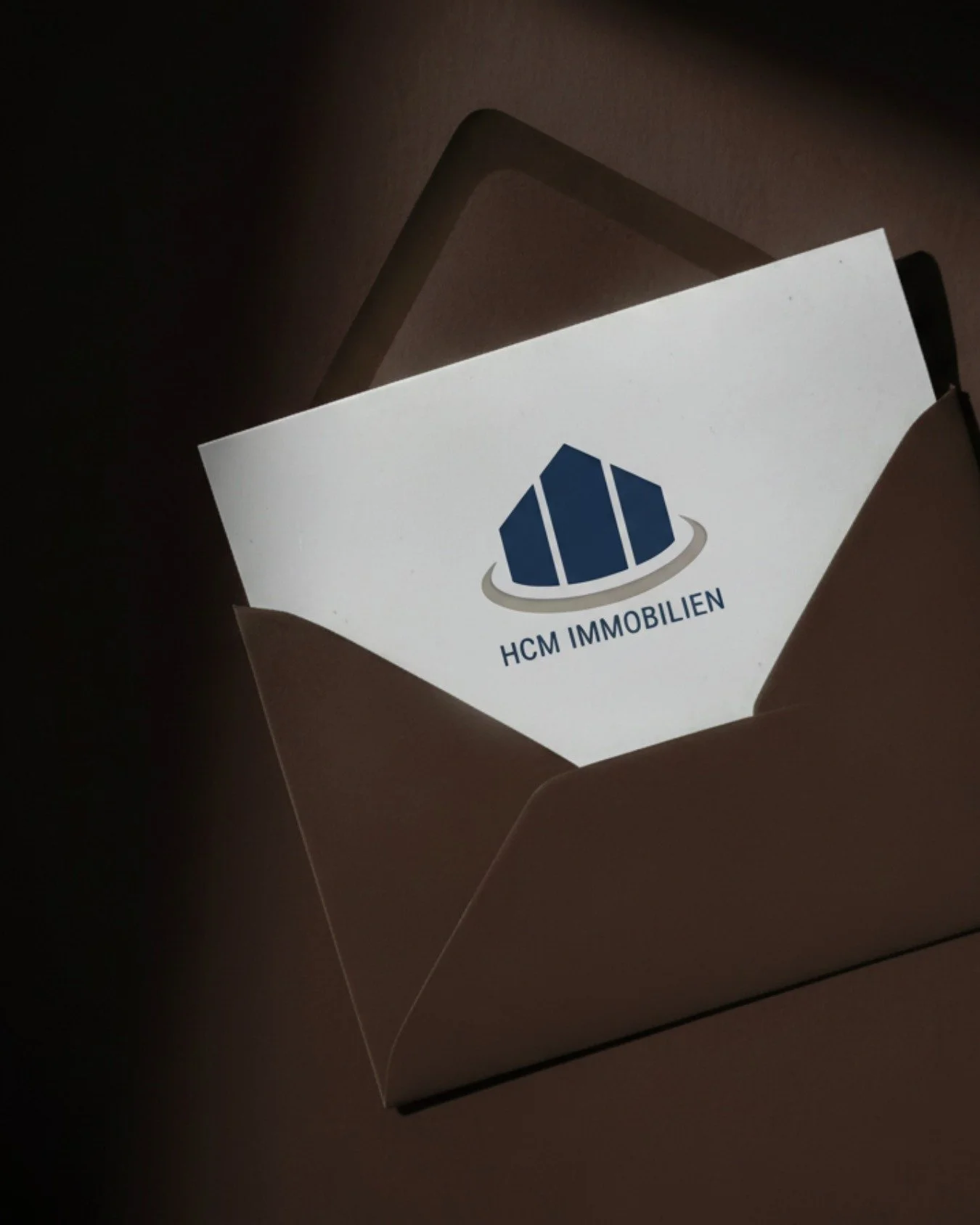 Unser Markenauftritt steht f&uuml;r mehr als nur Immobilienverwaltung: Bei HCM vereinen wir Verl&auml;sslichkeit, Struktur und norddeutsche Klarheit mit ganzheitlicher Verantwortung f&uuml;r Immobilien. 

Jeder Schritt ist strategisch durchdacht - vo