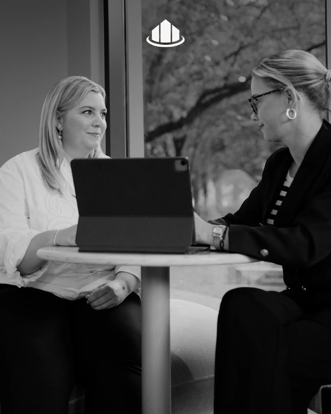 Gute Immobilienverwaltung beginnt mit Zuh&ouml;ren - Im pers&ouml;nlichen Austausch verstehen wir Anforderungen, entwickeln L&ouml;sungen und schaffen die Grundlage f&uuml;r eine Zusammenarbeit, die von Vertrauen und Klarheit gepr&auml;gt ist.

#WirS