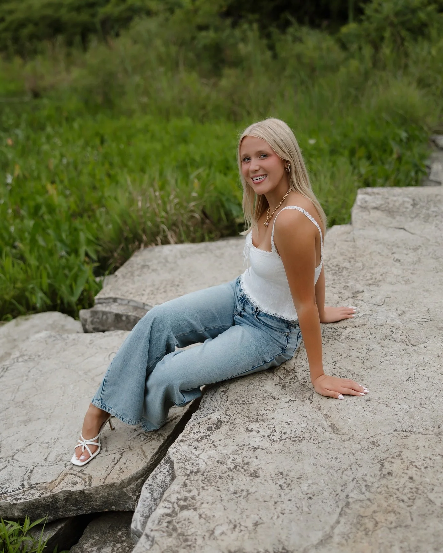 Finally sharing Madison&rsquo;s senior session today 📸✨ I still can&rsquo;t believe how alive our location was &mdash; I&rsquo;ve never seen it so full! It ended up being exactly what we hoped for, and I&rsquo;m obsessed with how her session turned 