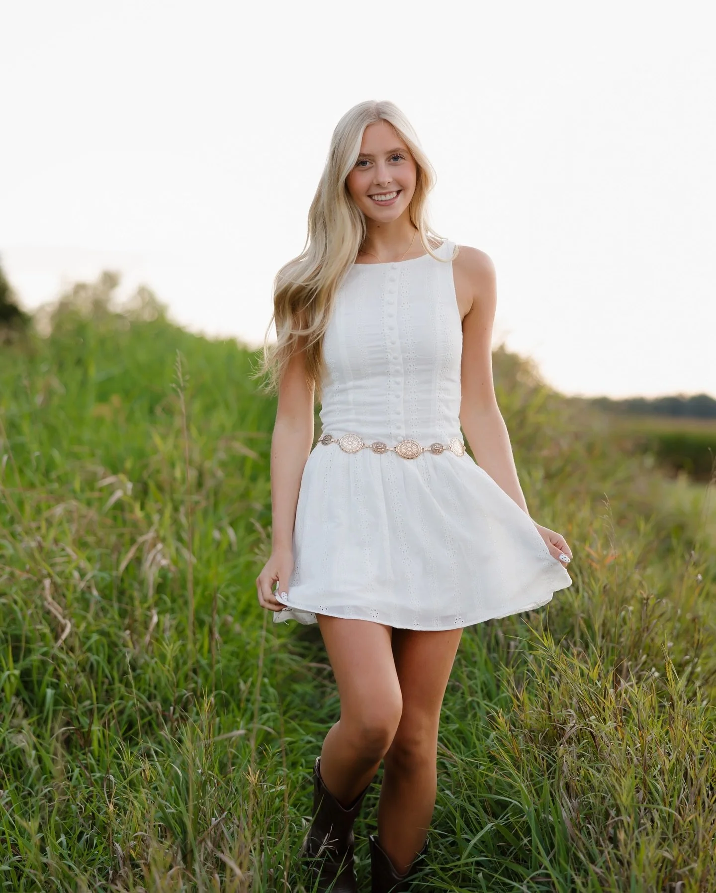 Finally sharing Sofia&rsquo;s senior photos and I seriously had the hardest time picking which ones to post!! 🤩 We had the most perfect lighting and it made her photos turn out like an absolute dream ✨ I&rsquo;ve been so excited to share these and s