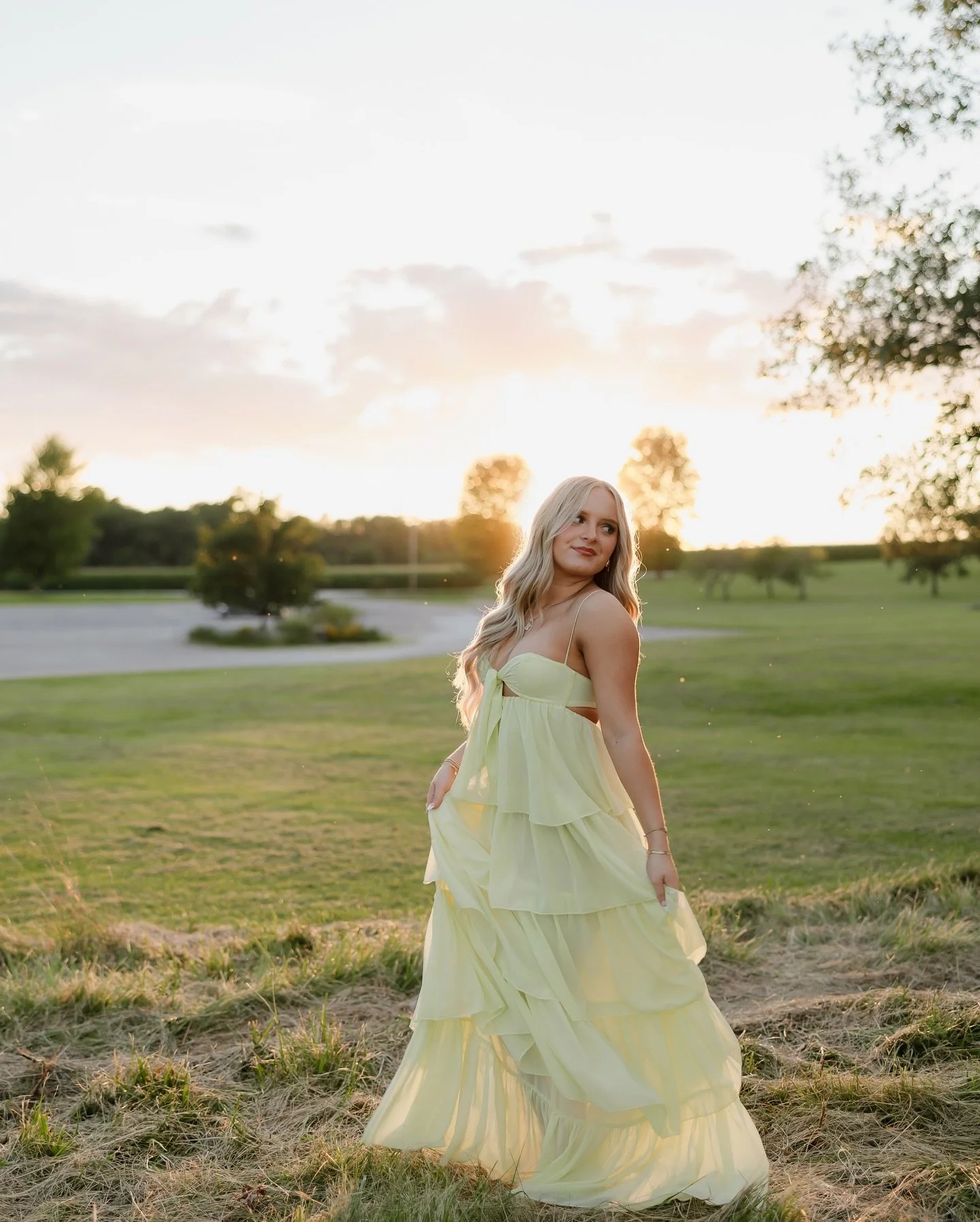 I&rsquo;ve been waiting to share this pretty girl&rsquo;s session 🤩🤍 We had cloudy skies at first, but they cleared just in time for the most gorgeous glowy sunset!! Her long flowy dress was perfect for those golden hour shots and I loved the count