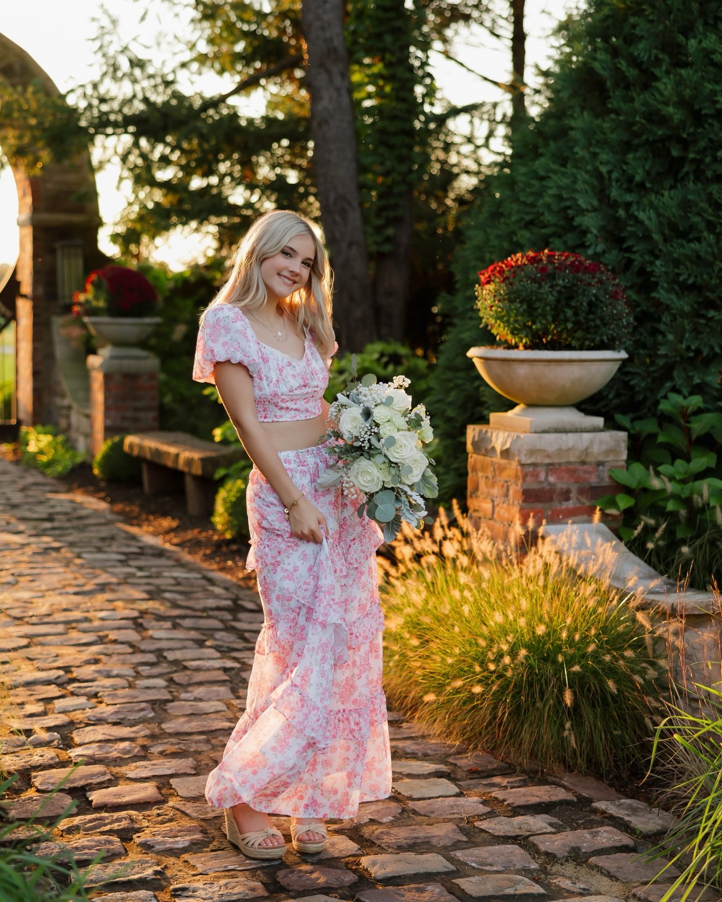 Bringing alllll the warm + sunny vibes with Madison&rsquo;s session ☀️✨

Golden hour, glowing fields, and that soft summer light we dream about all year long. I don&rsquo;t know about you, but I am craving sunshine and open fields right now 🥹

Count