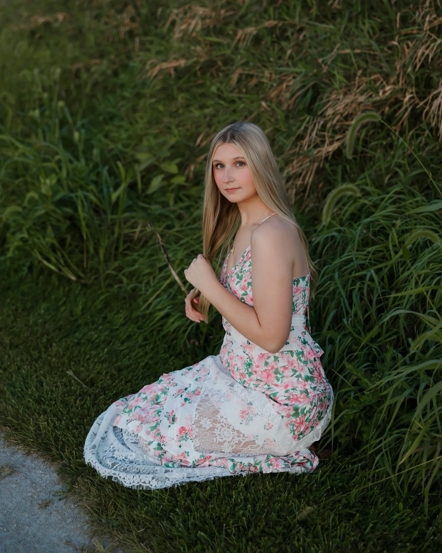 Back to sharing some of my senior sessions from last year because bookings open in ONE WEEK 🤍✨

My availability is officially up on my story for viewing + planning purposes! You may notice weekends are removed this year as last season we ran into qu