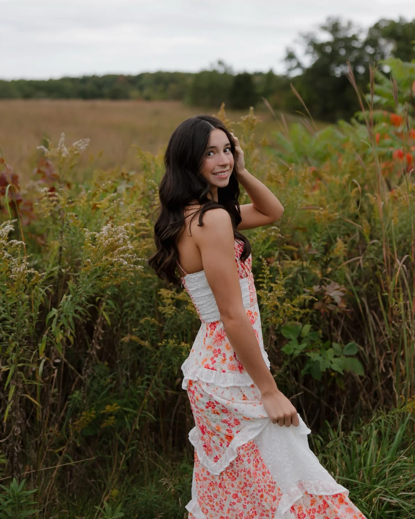 Sharing Avery&rsquo;s session today ✨ We caught that perfect in-between moment&mdash;what was left of summer blending into the start of fall, and I&rsquo;m obsessed with the colors that peeked through. From a simple top + jeans to a flowy dress, both