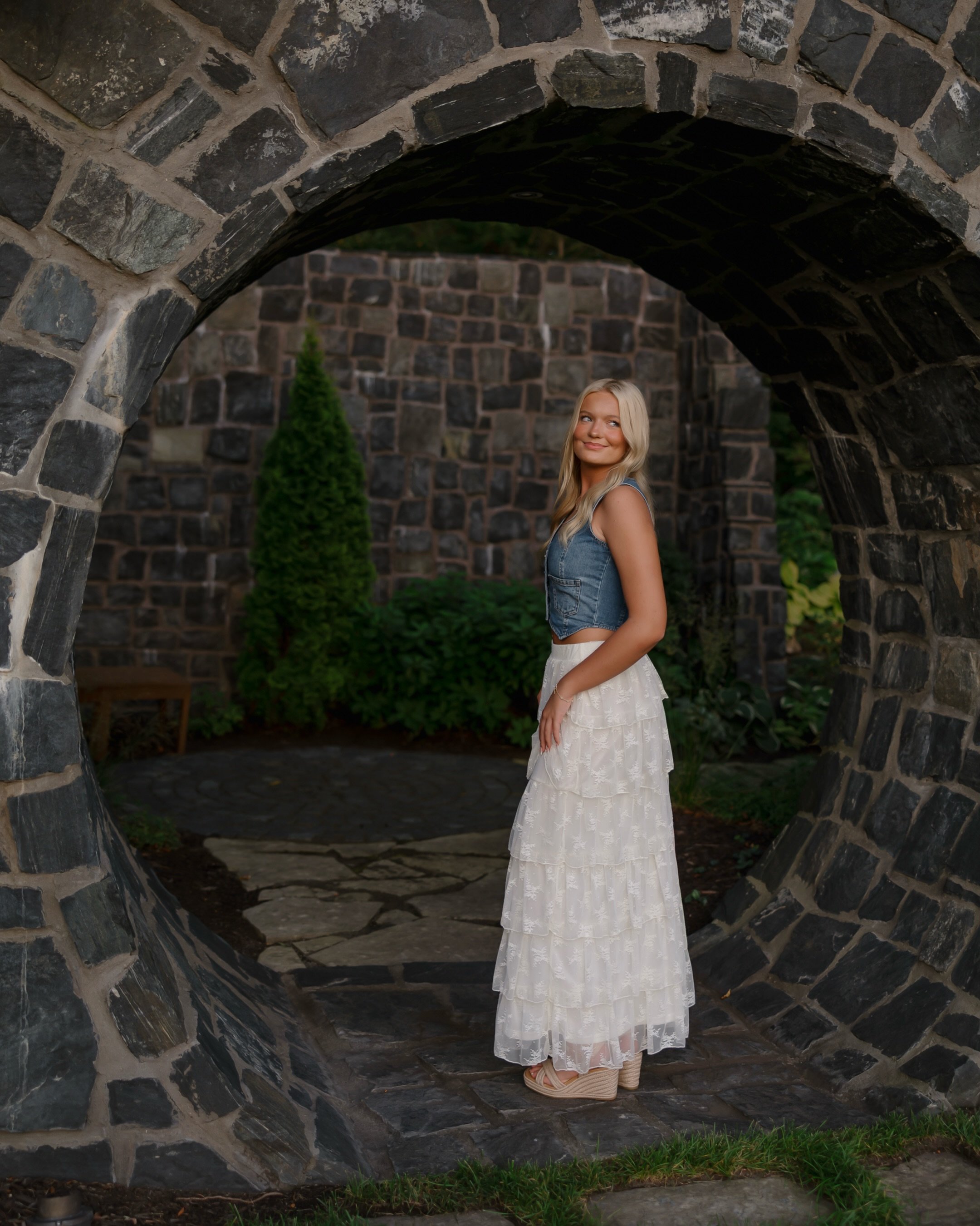 Sharing Sydney&rsquo;s senior session today as I just sent off her final gallery ☀️ Bringing all the warm, sunny vibes that we need before summer officially comes to an end! 🤭 This one was extra special too as I always love when I get to work with t