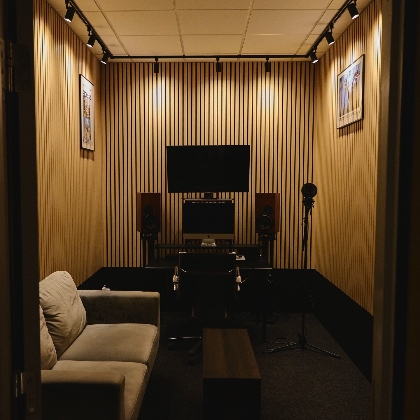 &ldquo;STUDIO 2AM&rdquo;

//12AM Studios