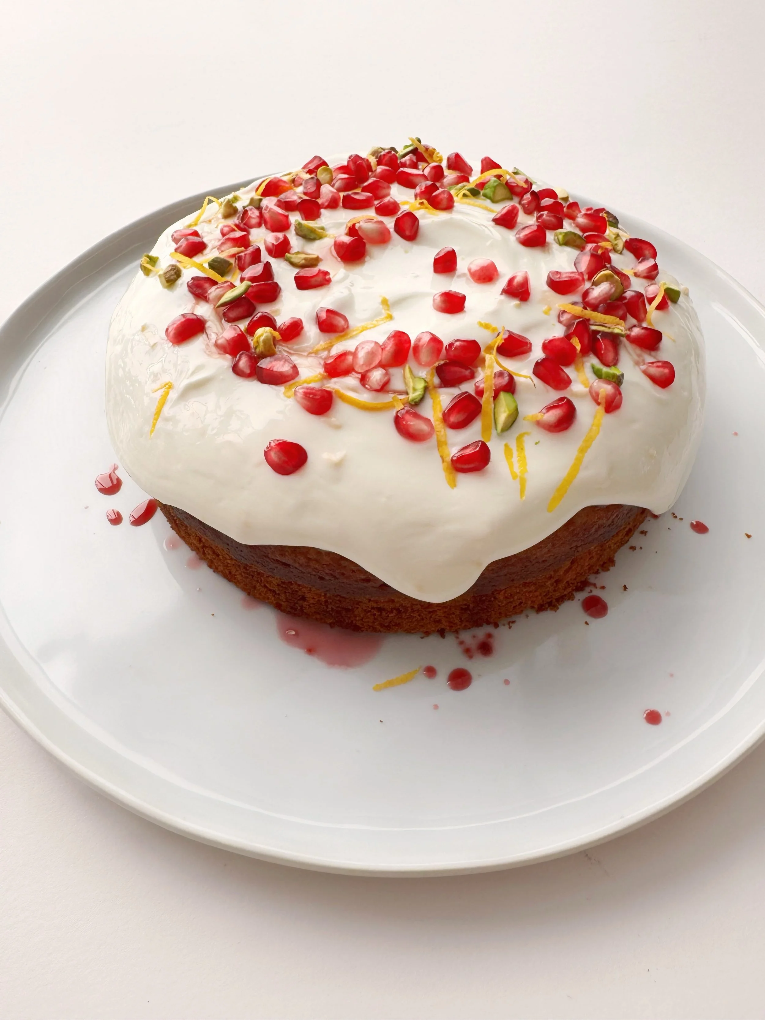 不時不食。
A Chinese saying about eating with the seasons, and letting nature tell us what belongs on the table.

Pomegranate yogurt olive oil cake, made with pomegranates from my own tree. Perfect for an early autumn Saturday afternoon. #eatinseason #pom
