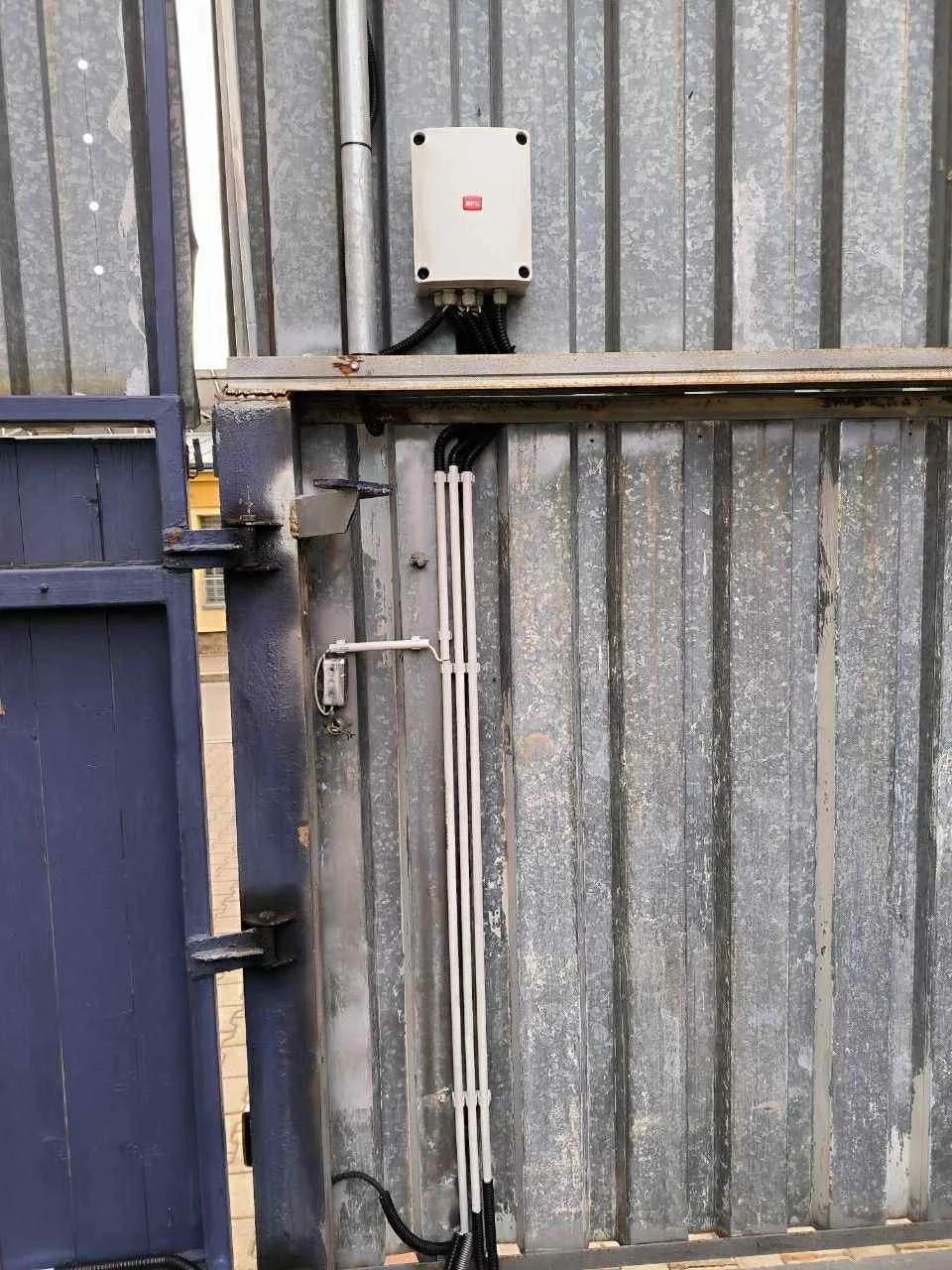 Pohon dvoukřídlé brány - SVJ Bendova