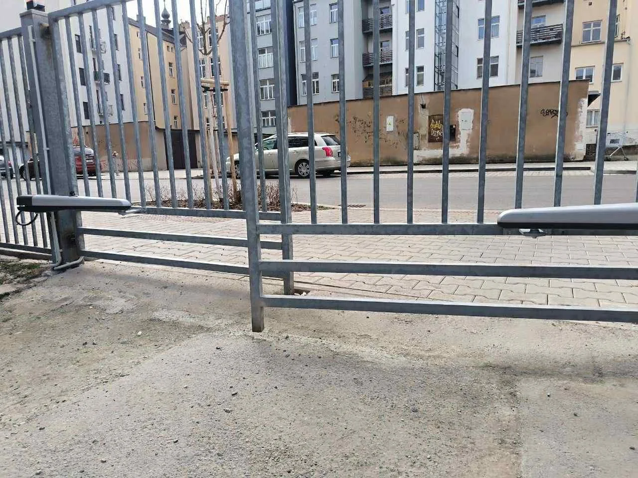 Pohon dvoukřídlé brány - SVJ Bendova