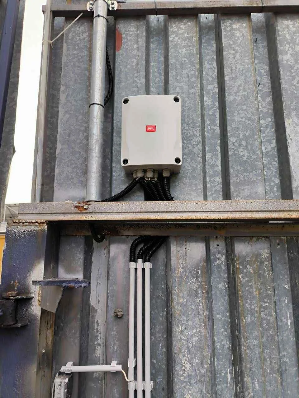 Pohon dvoukřídlé brány - SVJ Bendova