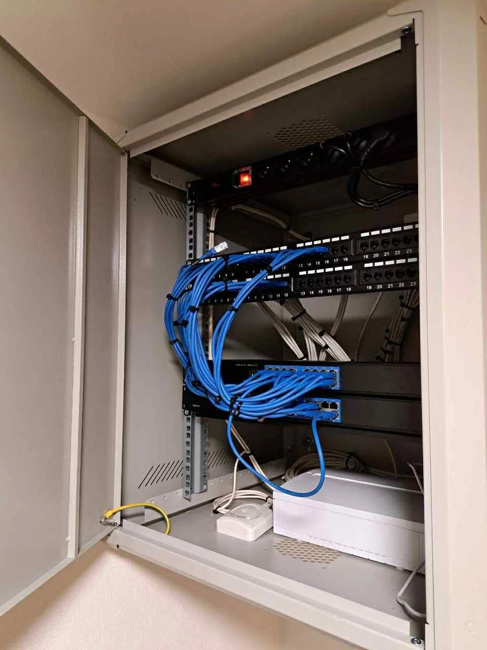 Datový rozvaděč a EZS, rodinný dům