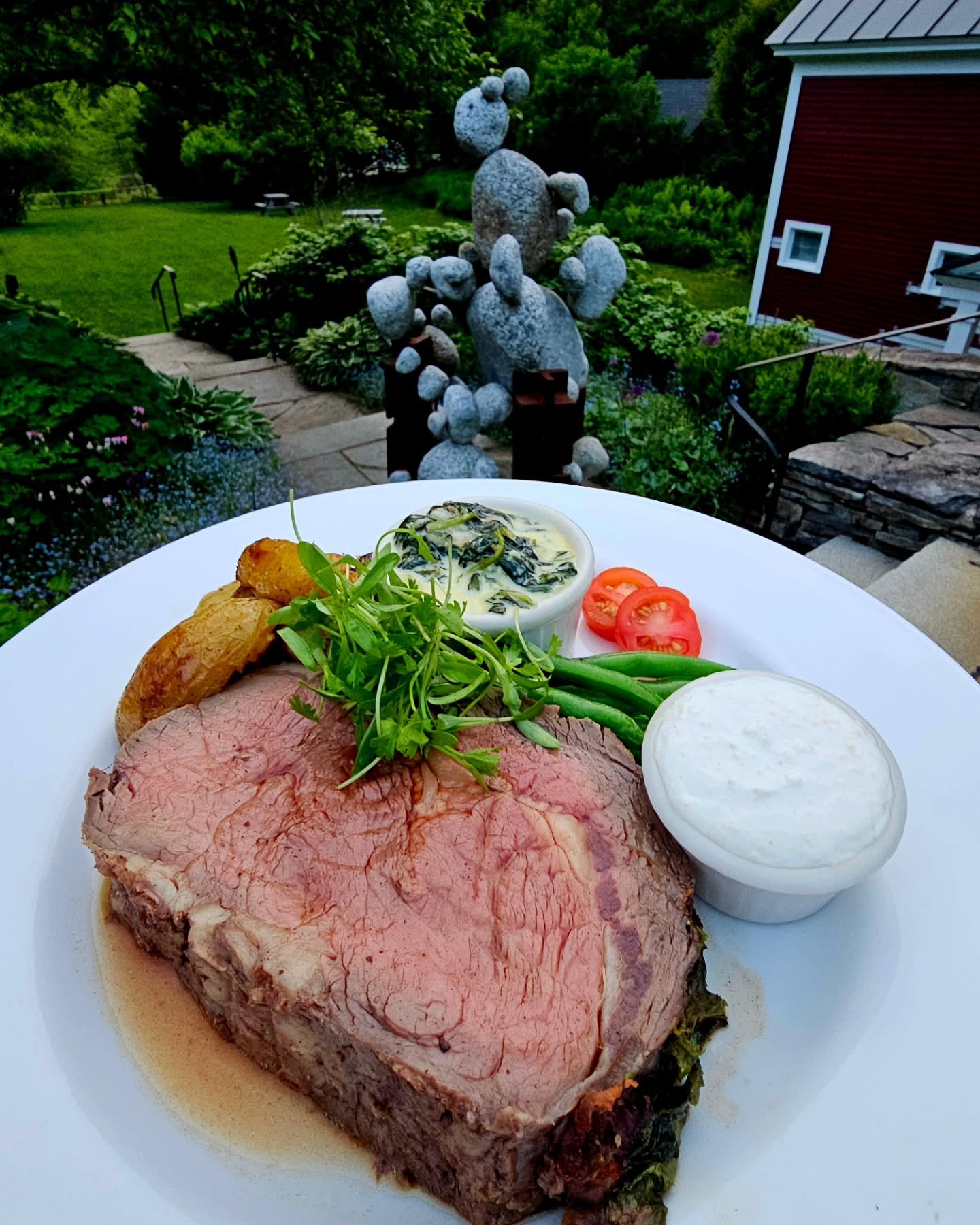 🌳 Prime Rib, au jus, fingerling potatoes, cream of spinach, green beans &amp; horseradish sour cream 🌳