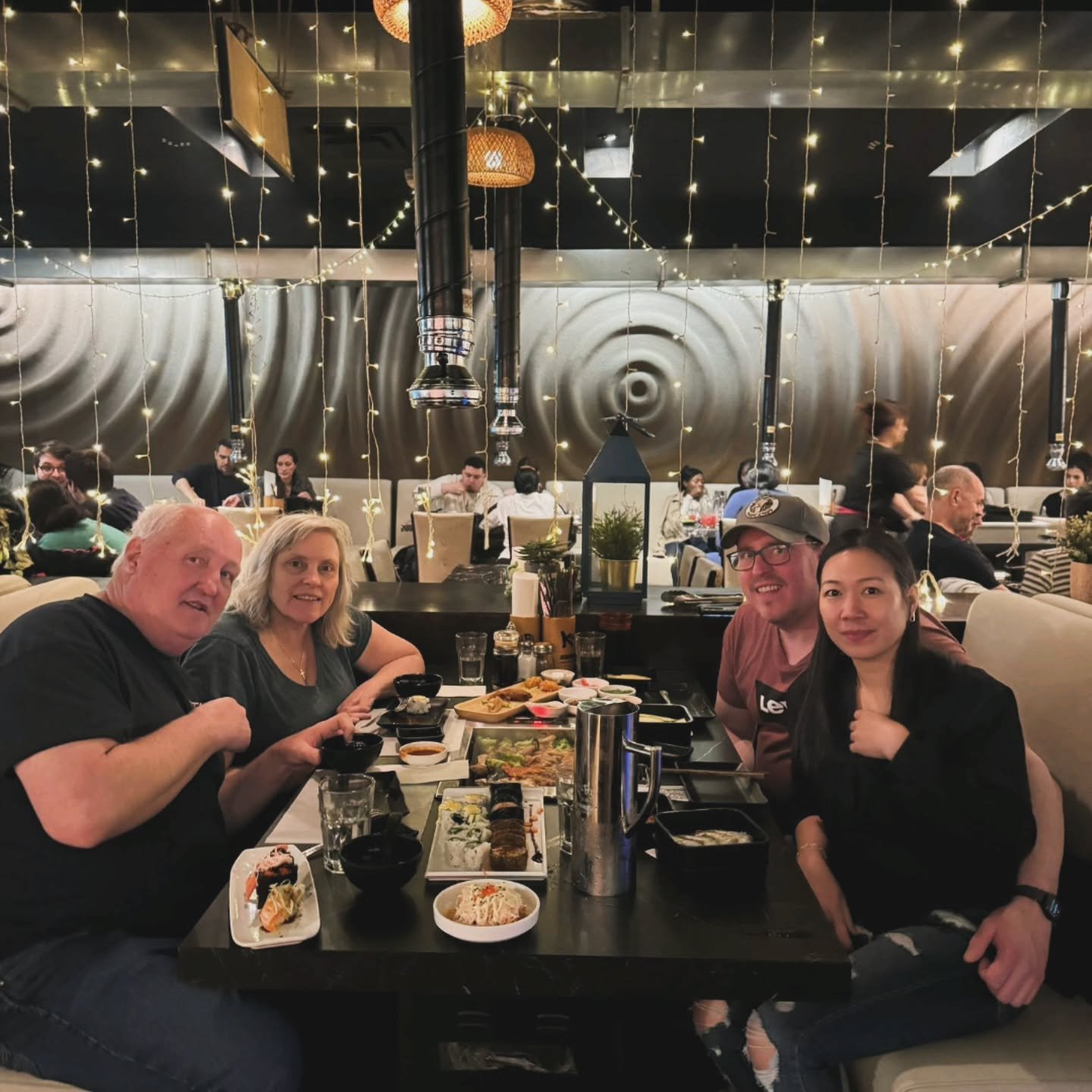🌳 All you can eat. The robot that delivered our food might need a reset. We kept it busy..

🇨🇦 GF met my parents for the first time ✔️