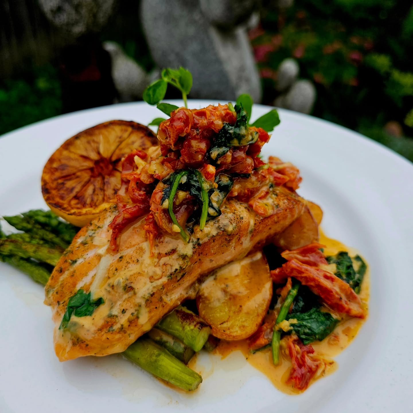 💥 Tuscan salmon, fingerling potatoes, cream sauce infused by white wine, spinach &amp; sundried tomatoes &amp; asparagus.

Wilted Spinach Salad, bacon red wine vinaigrette, VT chevre, croutons &amp; grilled onions 💥