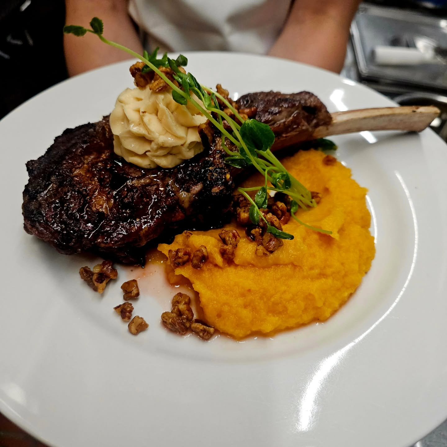 🌳 Grilled Veal Chop topped by maple candied pecans, apple cider butter aside sweet potato mashed potatoes &amp; green beans.

Pizza. Prosciutto, broccolini,Spanish onions, tomato sauce &amp; maplebrook fresh mozzarella cheese 🌳