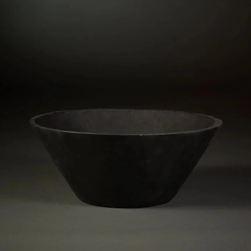 LOW-PROFILE MODERN TUB