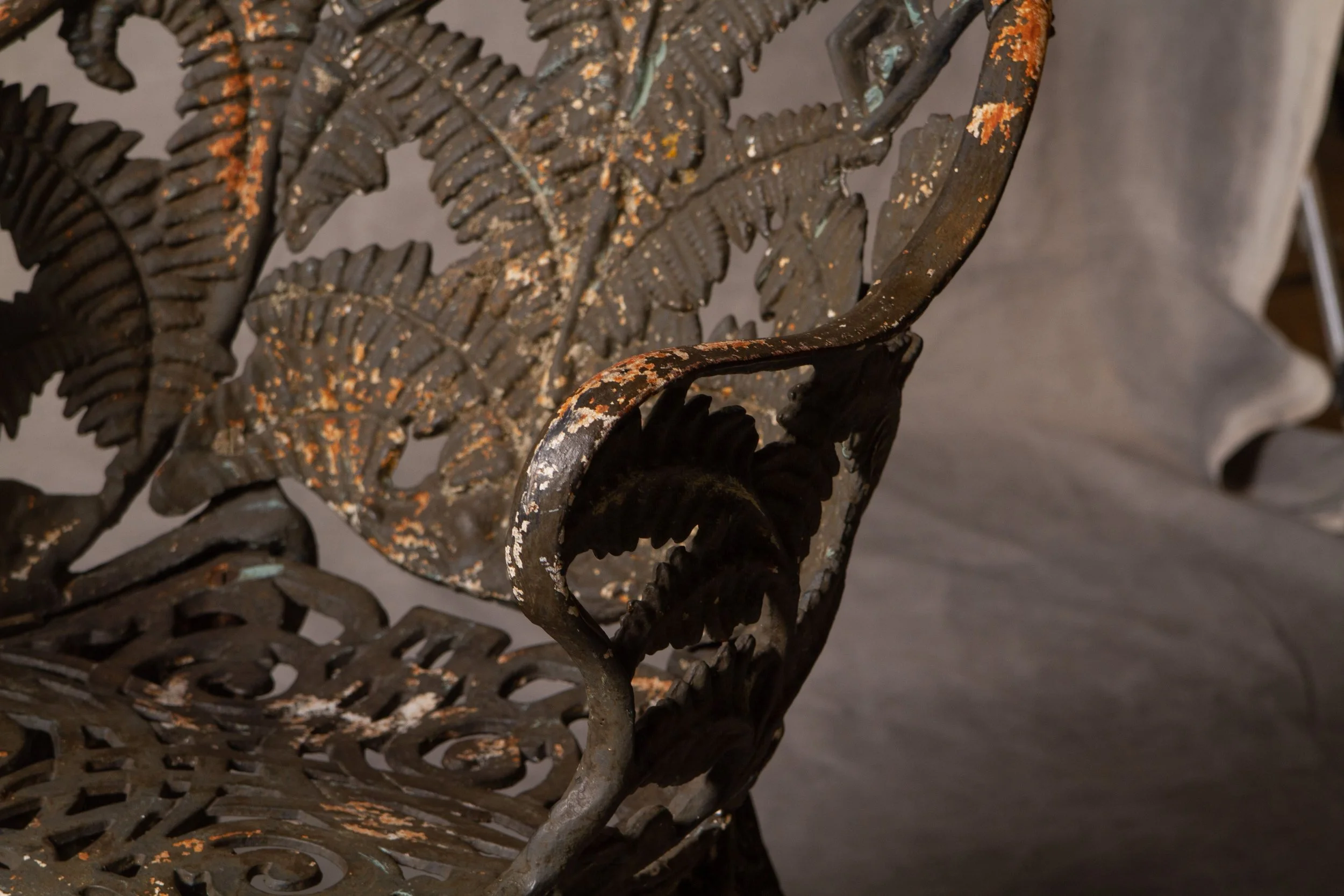 IG19855 Vintage Victorian Cast Iron Garden Chair and IG19856 Vintage Cast Iron Table (5)-min.JPG